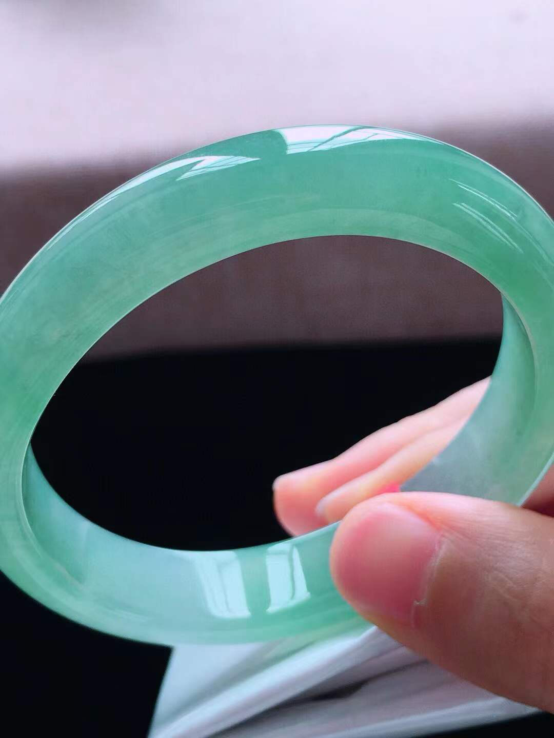 【翡翠名称】老种冰紫晴绿56.5正圈口手镯
【翡翠尺寸】56.5*47.8*12*7mm适合54-56正圈口佩戴
【翡翠描述】宝贝种老水足，玉质细腻，色泽靓丽，性价比高，佩戴效果好！
【其它赠送】权威证书/精美挂绳盒子/支持全国复检