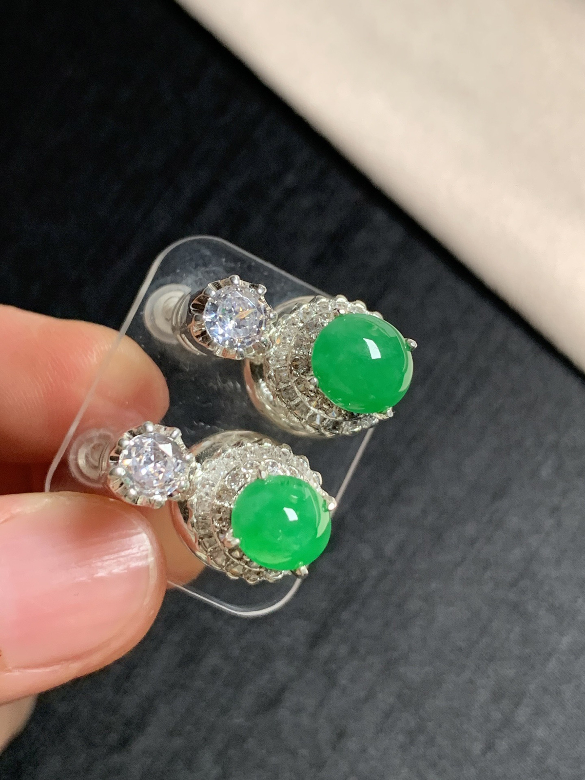 阳绿耳钉
种好色好品相好，色泽艳丽明亮，质地细腻水灵饱满圆润