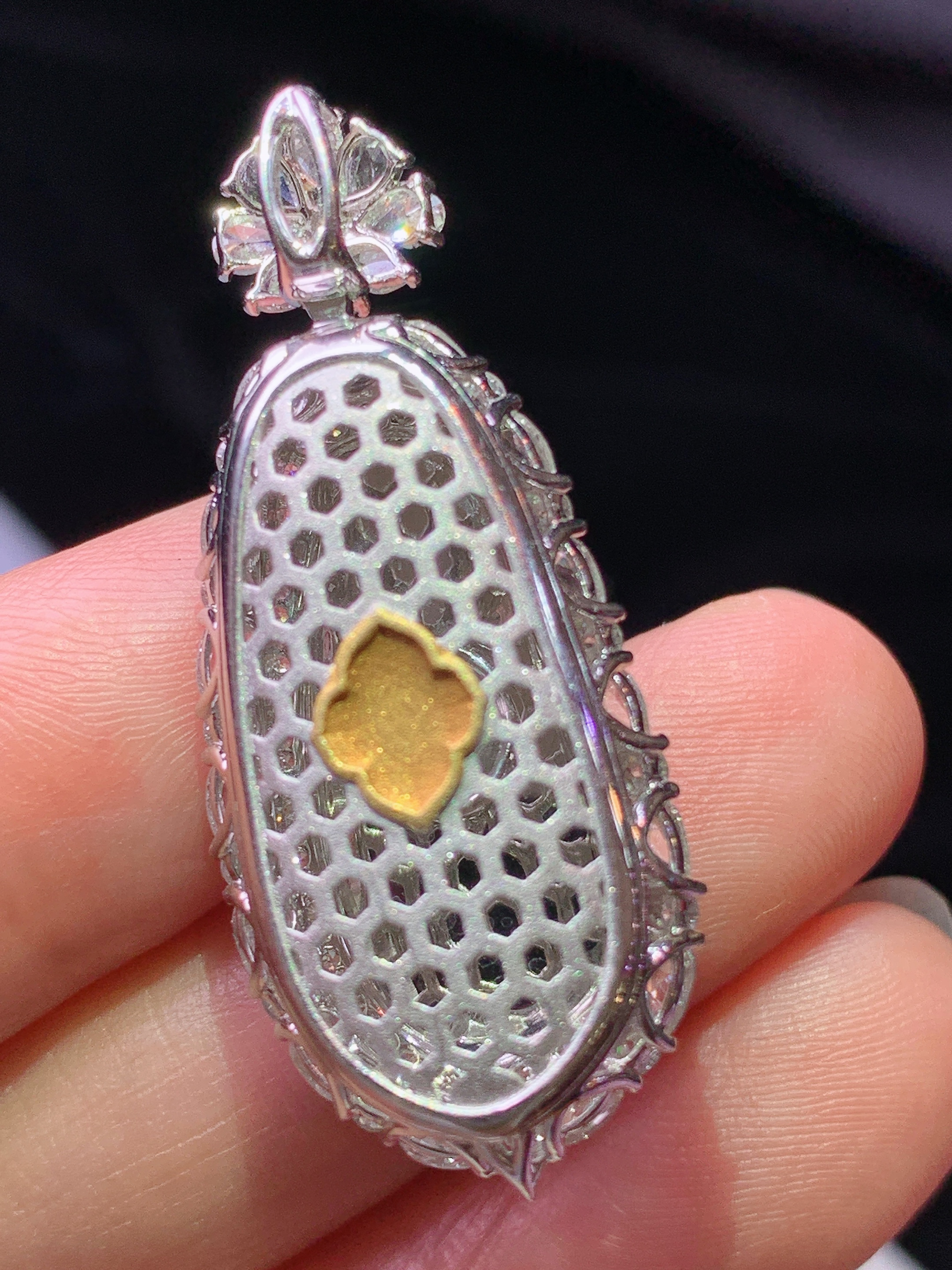 18k金钻镶嵌阳绿四季豆吊坠 玉质细腻 色泽艳丽清新 水润亮眼 整体尺寸38.3*16.2*11.5m4