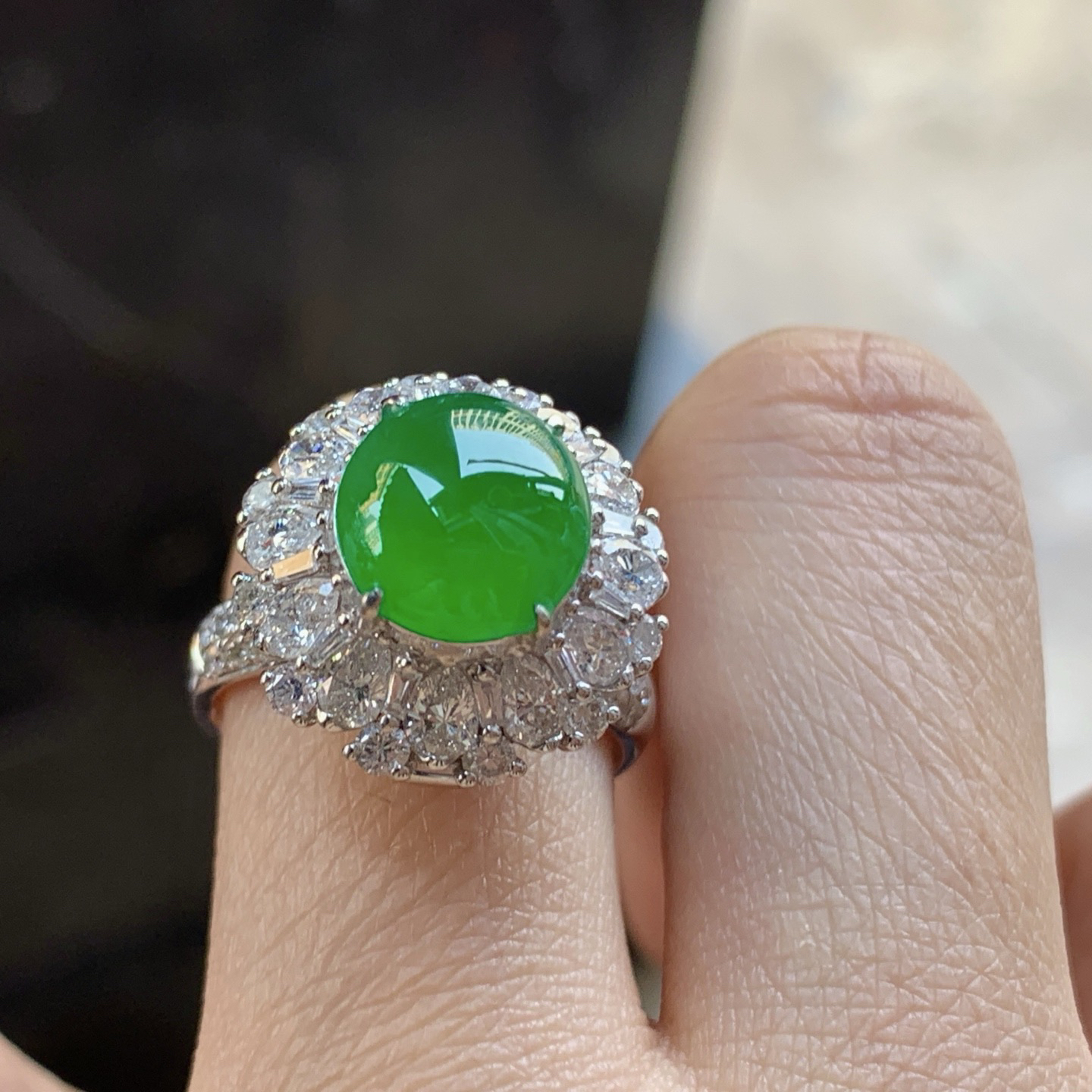 金钻豪华镶嵌辣绿色戒指^_^鲜艳 种色好