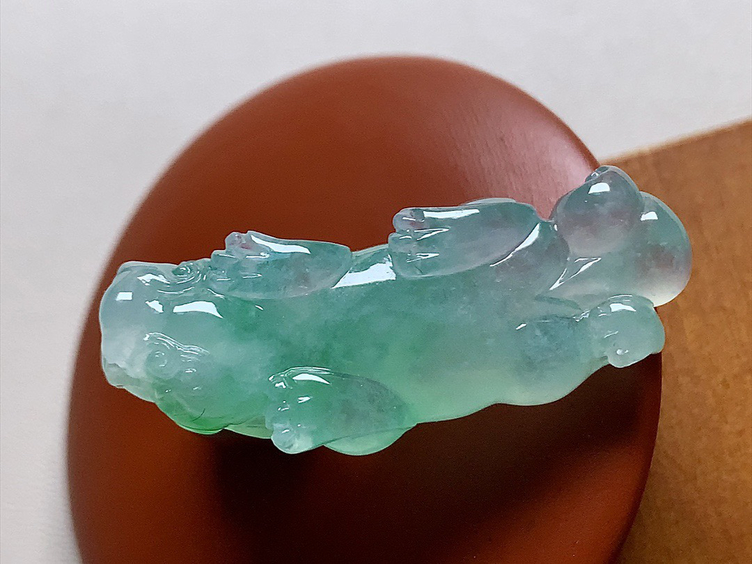 ️ 高冰飘色大貔貅 色泽俏丽，雕工霸气十足，尺寸39.7*15.5*10.8