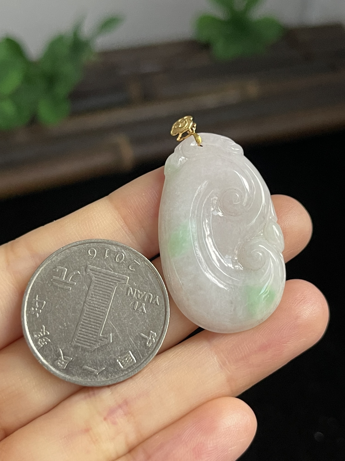 翡翠糯化种淡绿色如意，印记：G18K