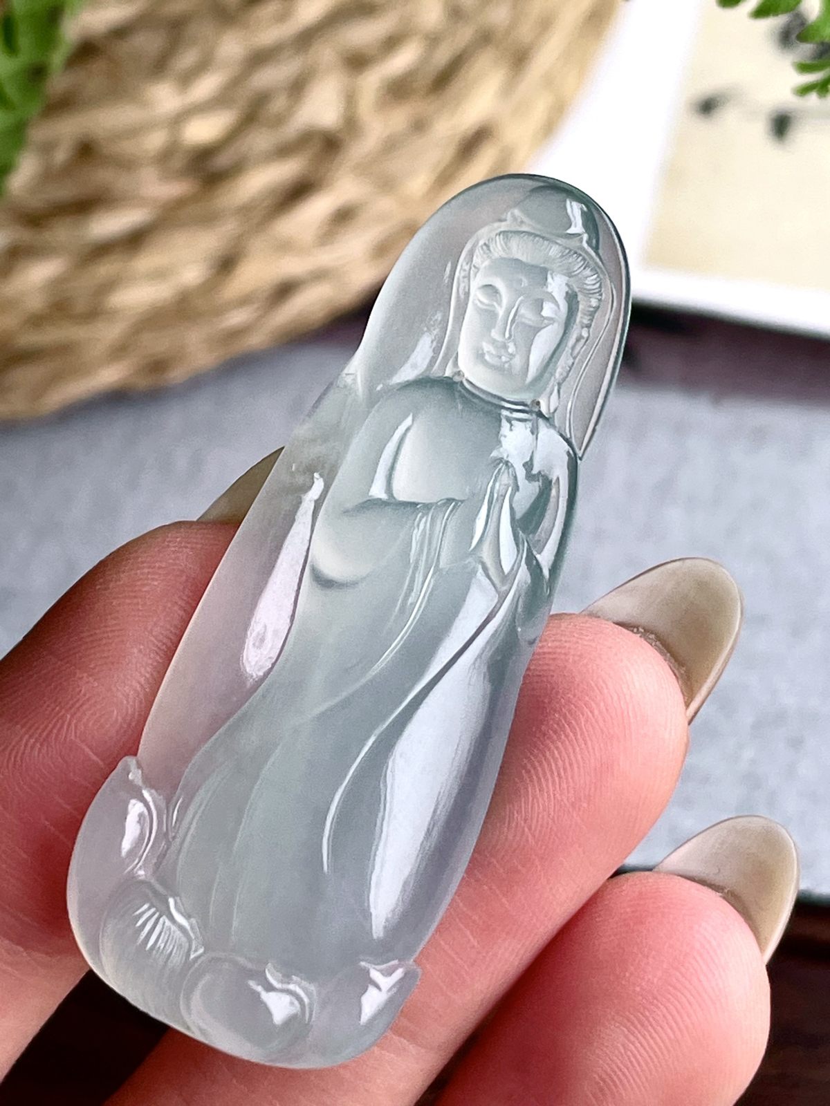 🫧高冰观音玻璃种站观音吊坠  
“平安顺遂、慈悲护佑”
尺寸：53.1-21-6.6这缕凝在玉里的清