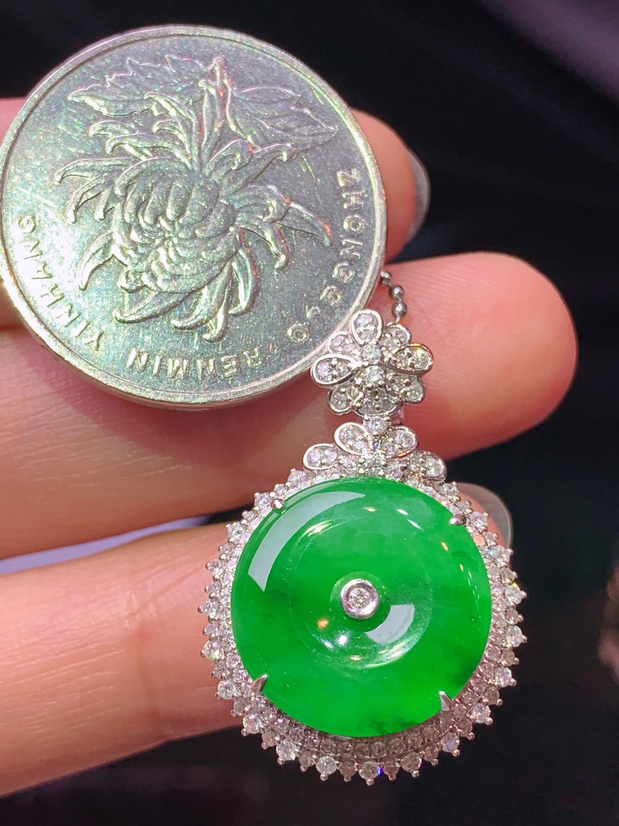 18k金钻镶嵌阳绿平安扣吊坠 玉质细腻 色泽艳丽清新 水润亮眼 整体尺寸28.3*19.5*10.2L2