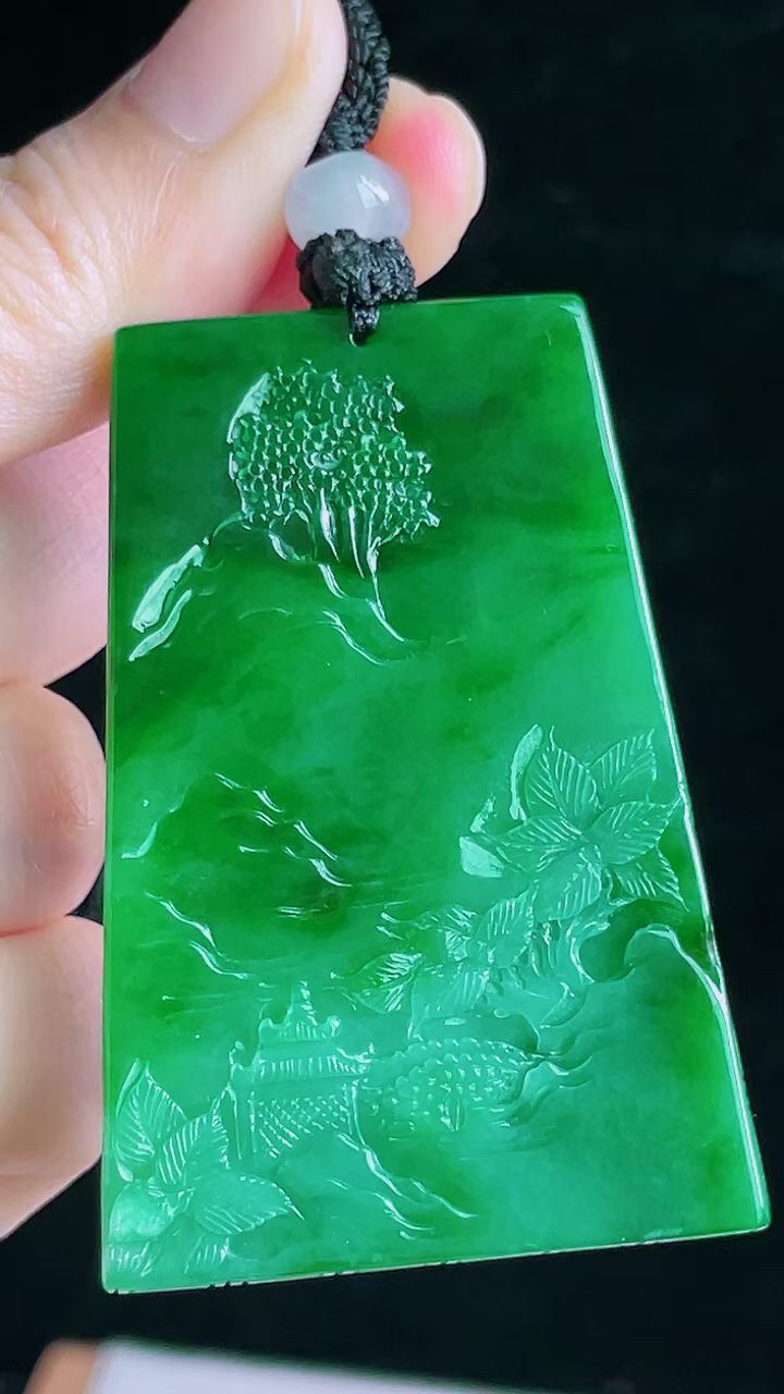 【翡翠名称】老坑种冰满绿山水牌吊坠挂件
【翡翠尺寸】56.6/38.4/5mm
【翡翠描述】宝贝种老水足，玉质细腻，色泽靓丽，性价比高，佩戴效果好！
【其它赠送】权威证书/精美挂绳盒子/支持全国复检