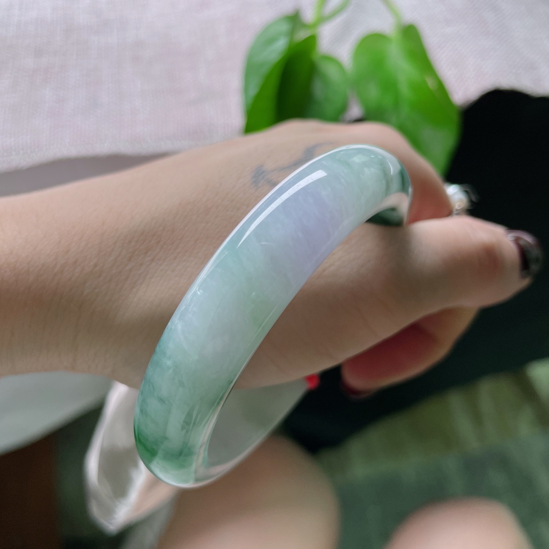 55.3/42.6/8.1，飘花正圈，紫底，一方玉镯，便收尽了 “紫气东来，江山入画” 的天地气象。晶体，ss50691a