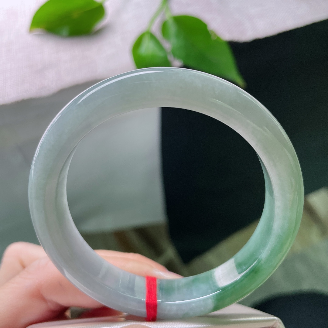 56.8/11.8/8.3，飘花正圈，水润细腻，种老，上手低调不失温婉，无裂，ss48716a