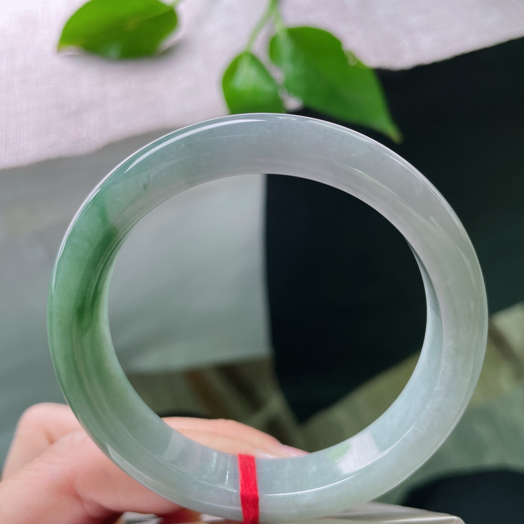 56.8/11.8/8.3，飘花正圈，水润细腻，种老，上手低调不失温婉，无裂，ss48716a