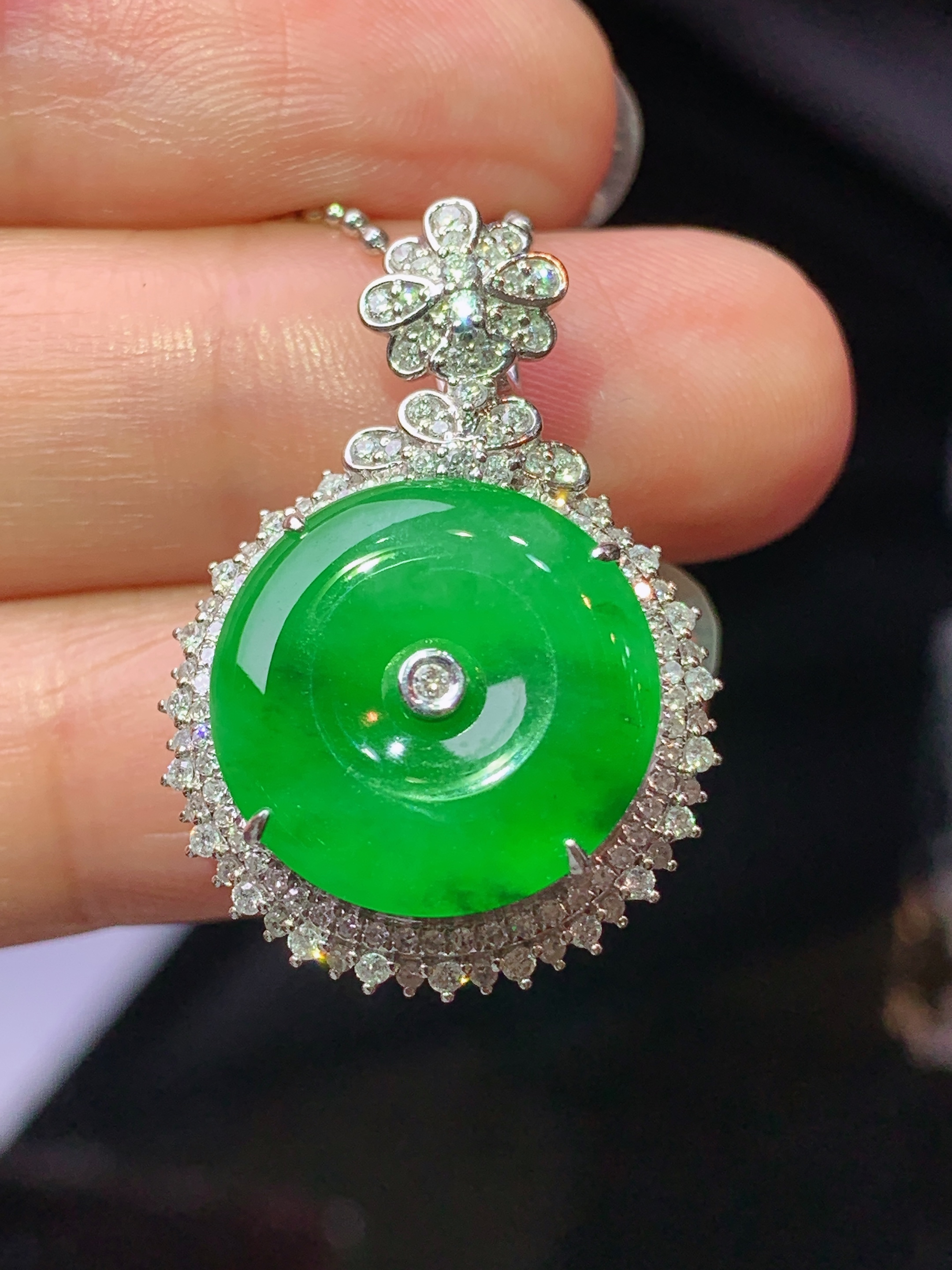 18k金钻镶嵌阳绿平安扣吊坠 玉质细腻 色泽艳丽清新 水润亮眼 整体尺寸28.3*19.5*10.2L2