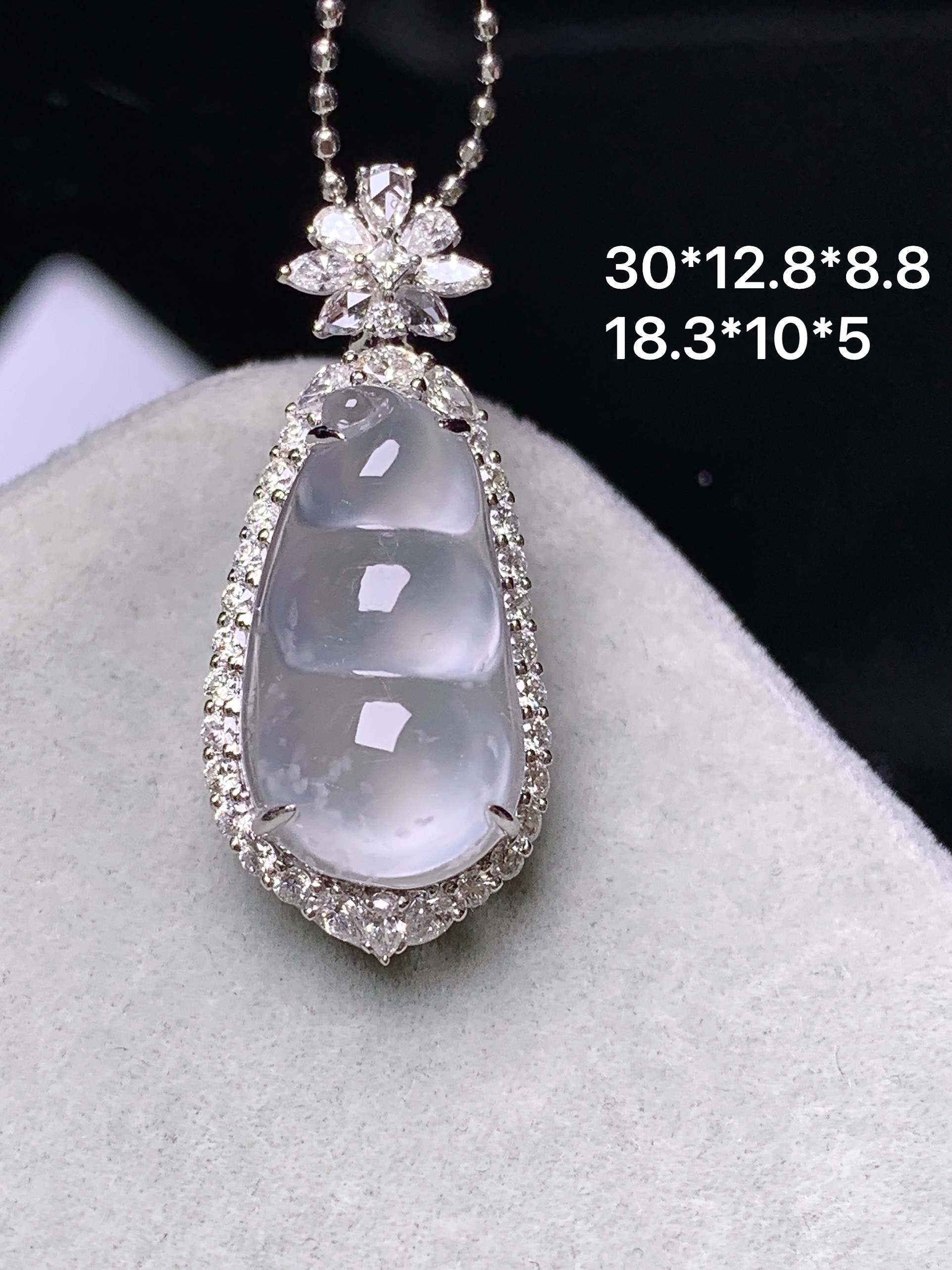 18k金钻镶嵌冰种四季豆吊坠 玉质细腻 色泽艳丽清新 水润亮眼 整体尺寸30*12.8*8.8c6