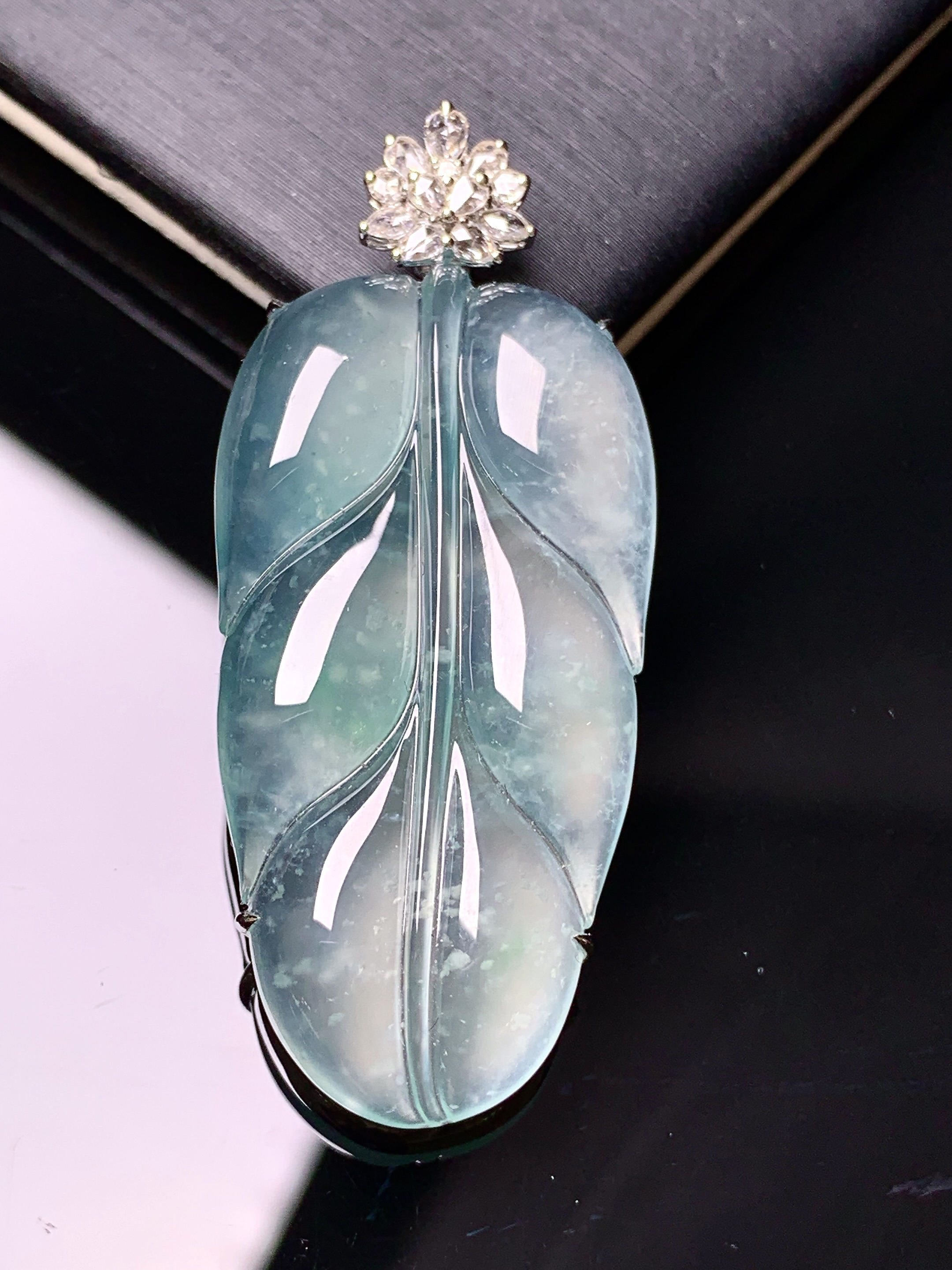 18k金钻镶嵌冰种树叶吊坠 玉质细腻 色泽艳丽清新 水润亮眼 整体尺寸46.3*20*6.5c6