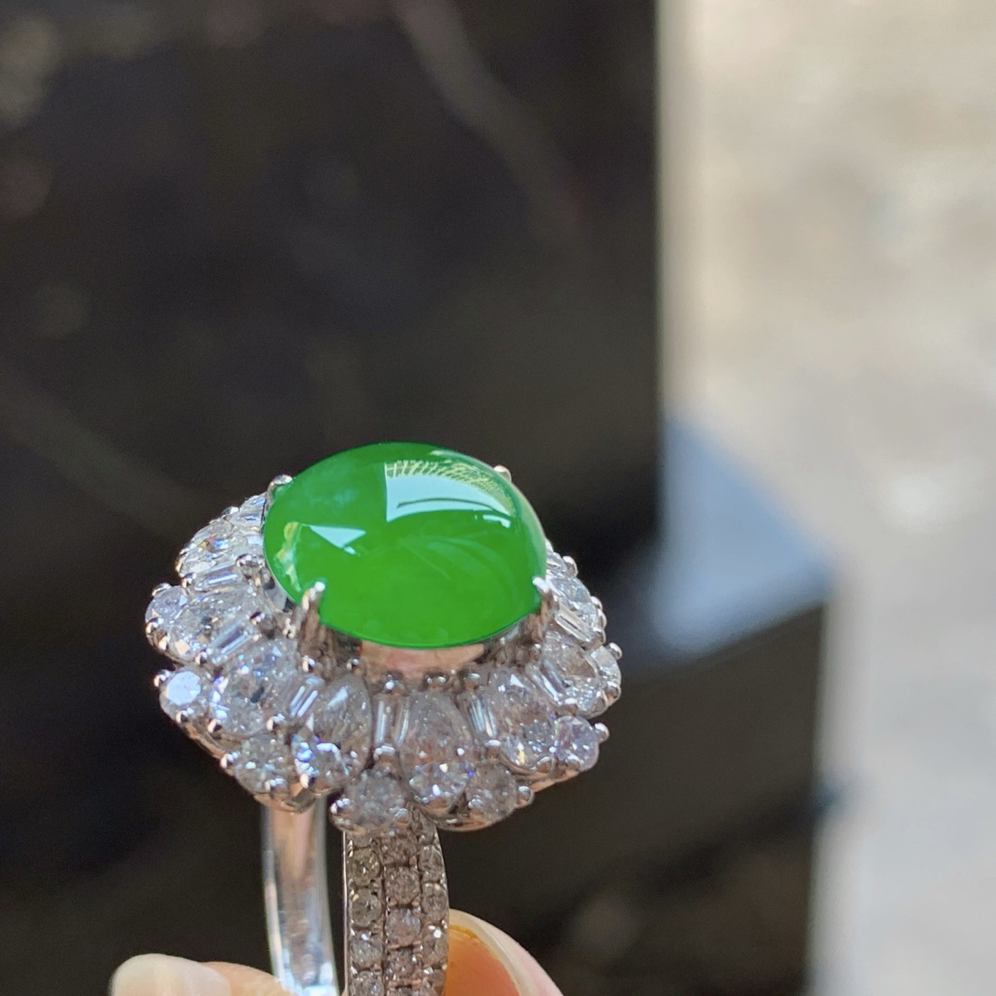 金钻豪华镶嵌辣绿色戒指^_^鲜艳 种色好