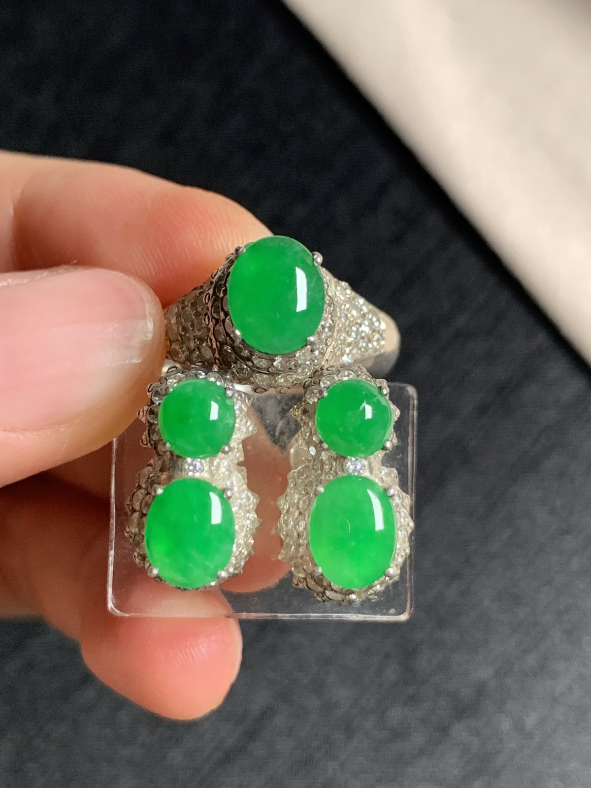 冰阳绿耳钉
种好色好，色泽艳丽纯正，质地细腻水灵