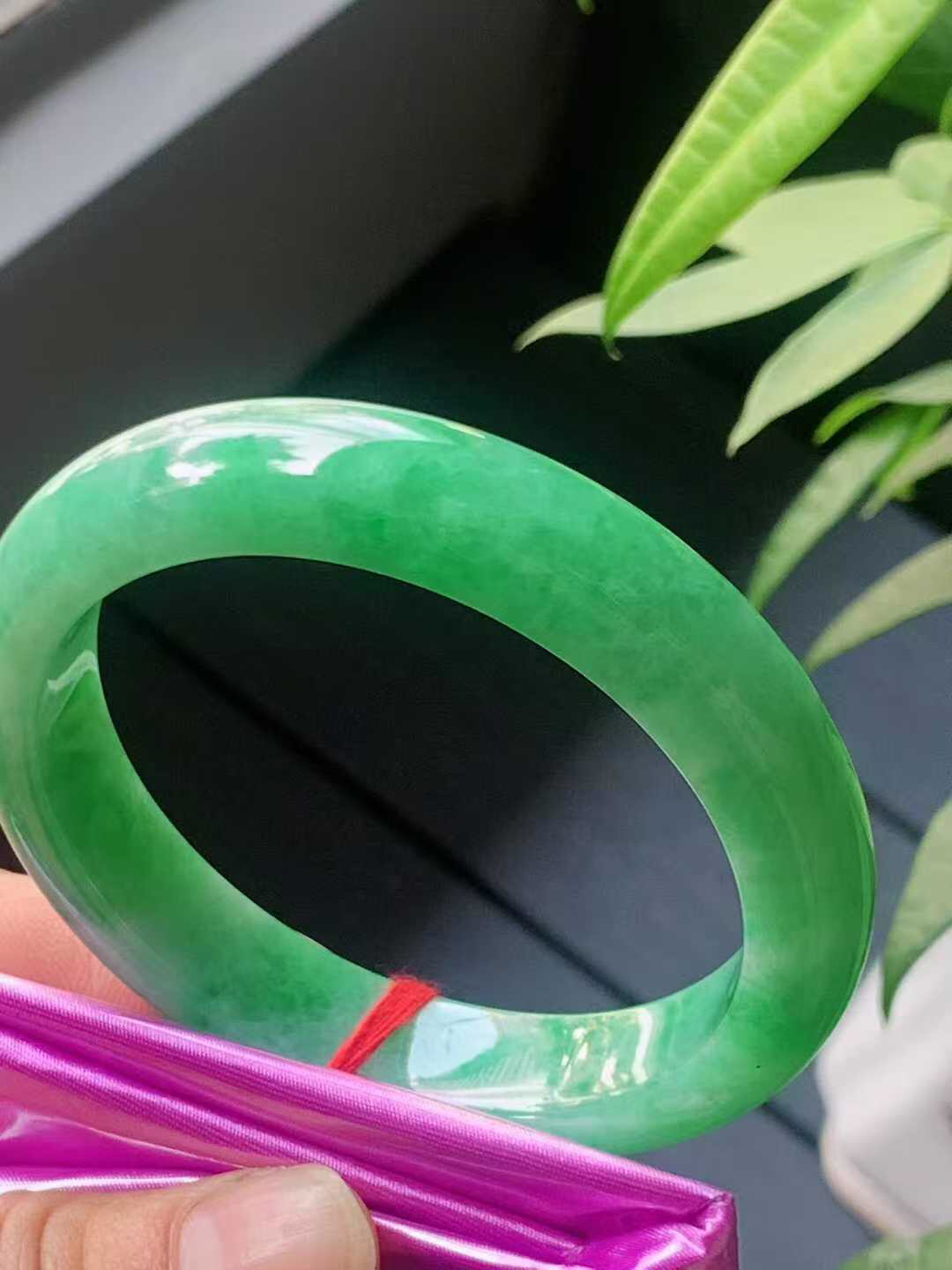 【翡翠名称】老种满色阳绿56.8正圈口手镯
【翡翠尺寸】56.8/12.3/8.7mm适合55.8-58正圈口佩戴
【翡翠描述】宝贝种老水足，玉质细腻，色泽靓丽，性价比高，佩戴效果好！
【其它赠送】权威证书/精美挂绳盒子/支持全国复检