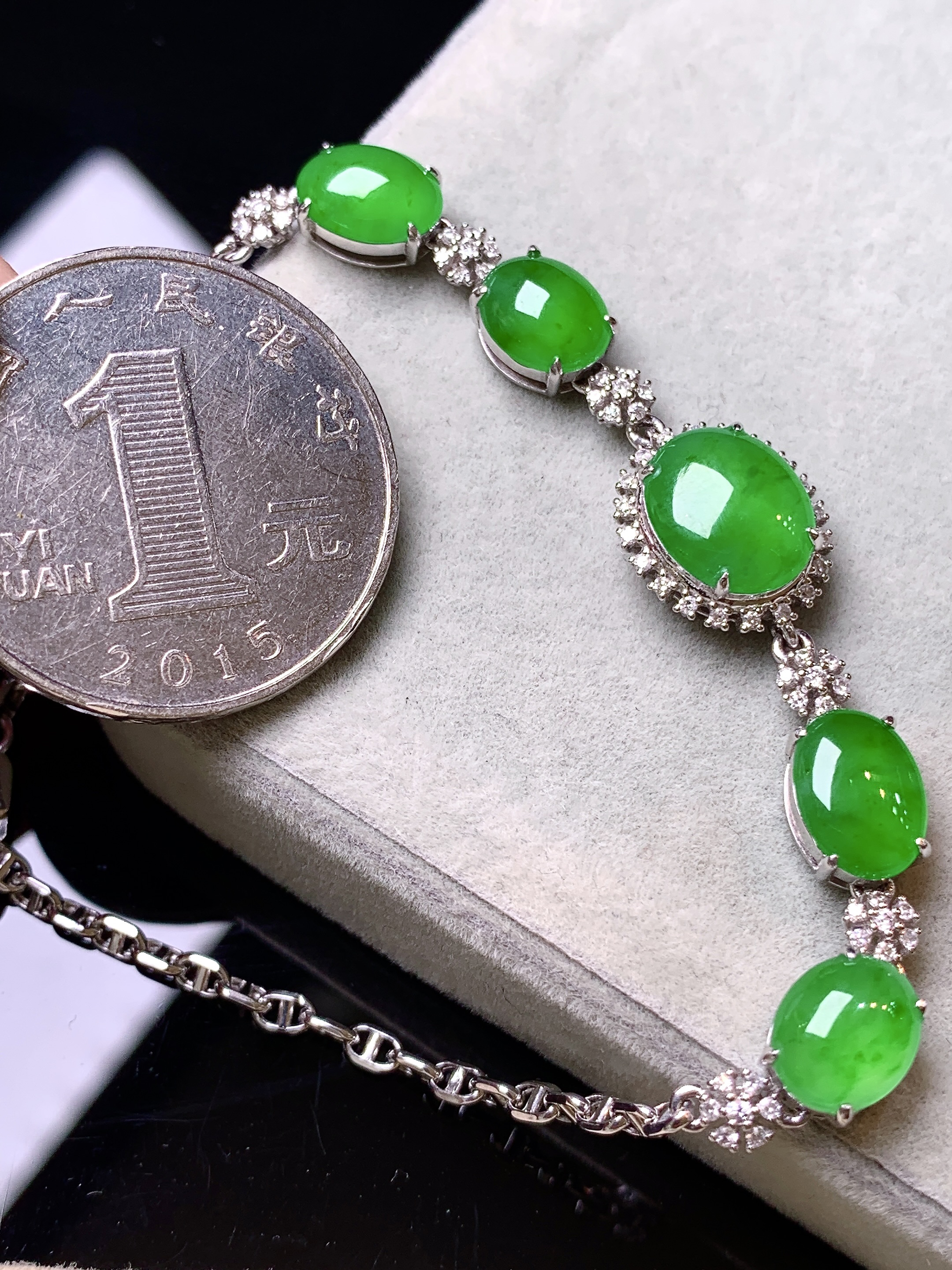 18k金钻镶嵌满绿蛋面手链 玉质细腻 色泽艳丽清新 水润亮眼 整体尺寸165*11.3*6.2L2