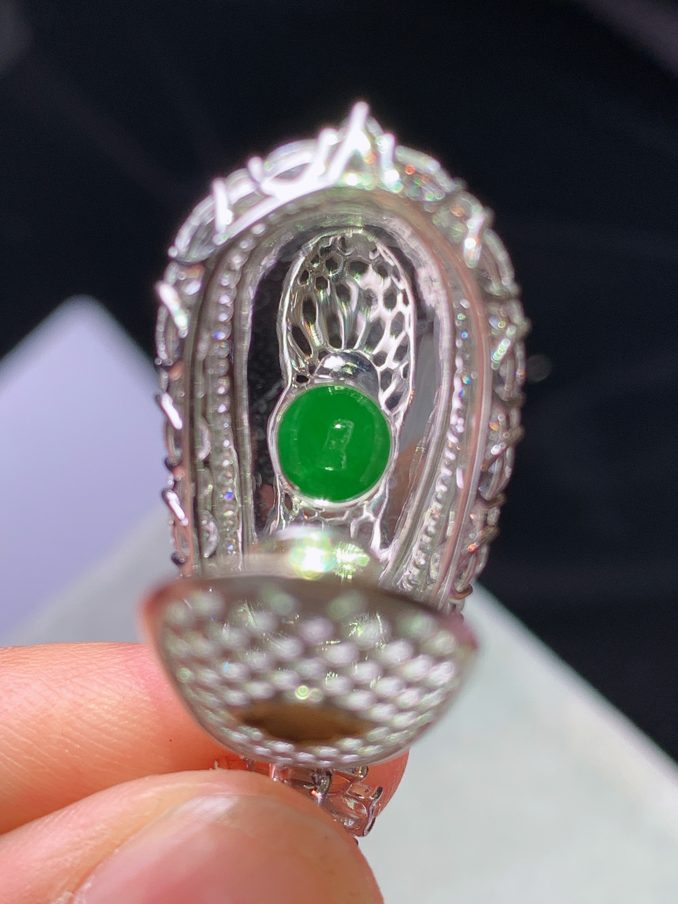 18k金钻镶嵌阳绿四季豆吊坠 玉质细腻 色泽艳丽清新 水润亮眼 整体尺寸38.3*16.2*11.5m4