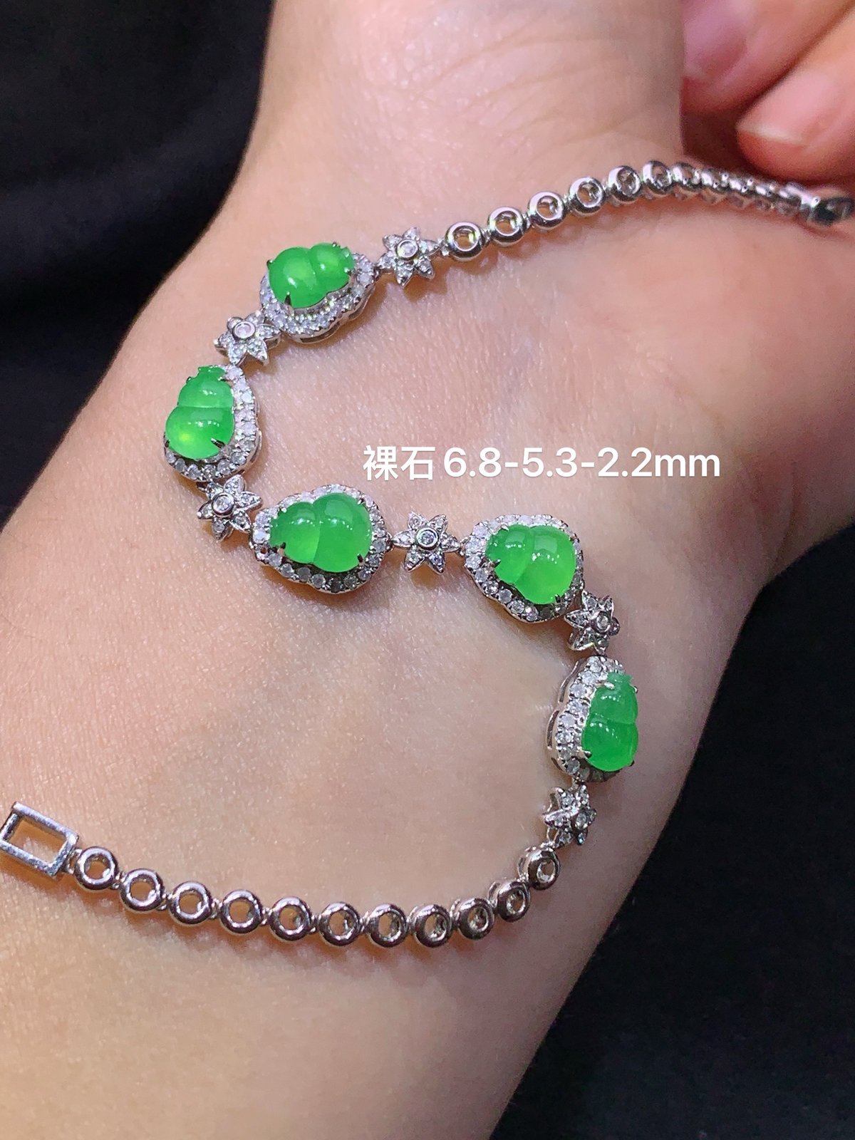 冰阳绿葫芦手链，18k金镶嵌，款式新颖，冰润色阳，种水足，Aq 尺寸6.8*5.3*2.2