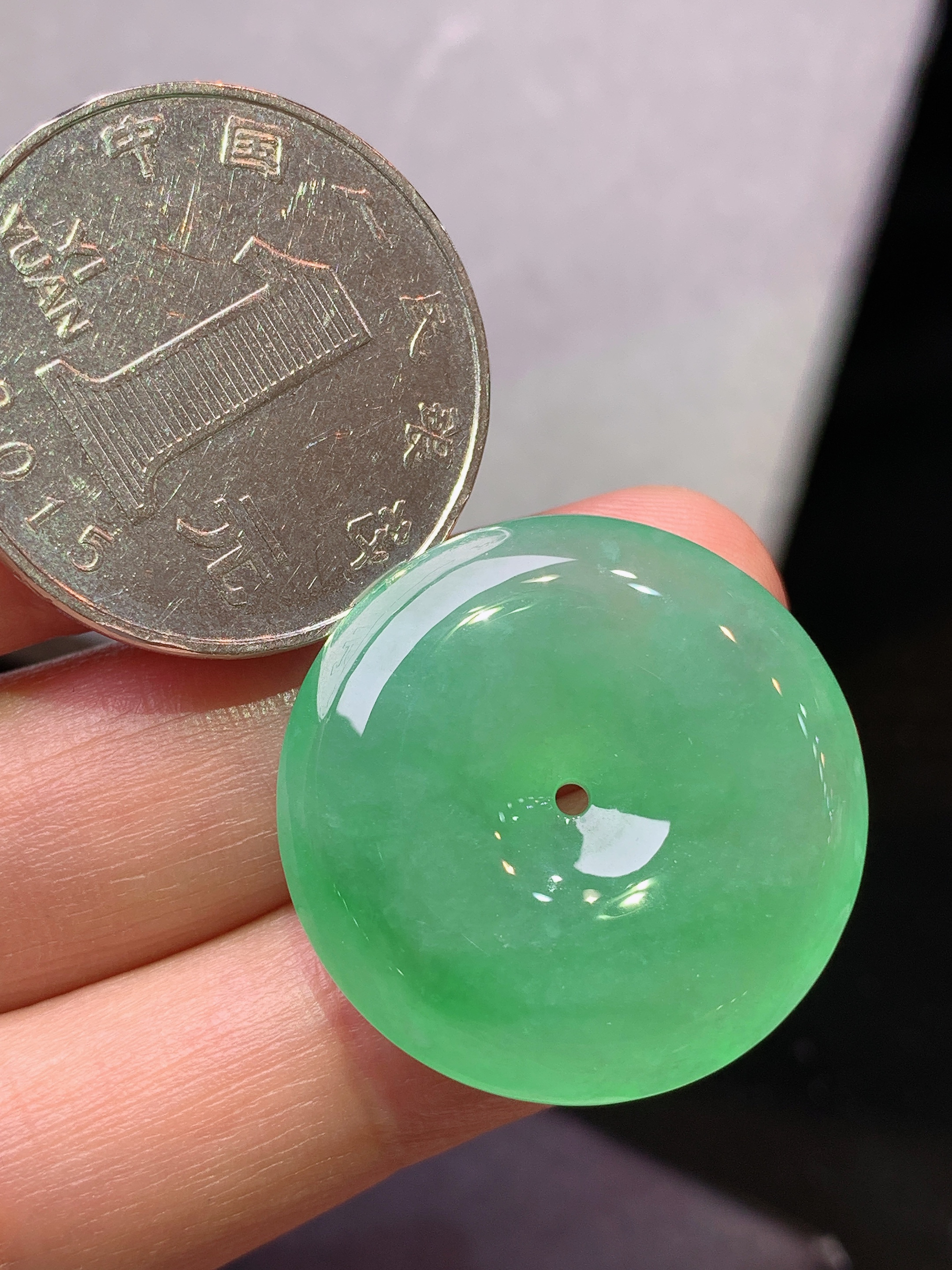 冰阳绿平安扣吊坠 玉质细腻 色泽艳丽清新 水润亮眼 整体尺寸25.3*6x1