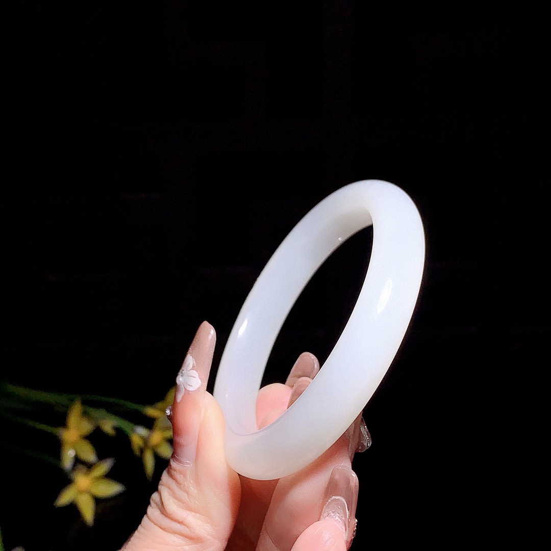 和田玉53.5圈口羊脂白手镯！玉质细腻油润 底色纯净 无裂无杂 脂粉好，品质高。