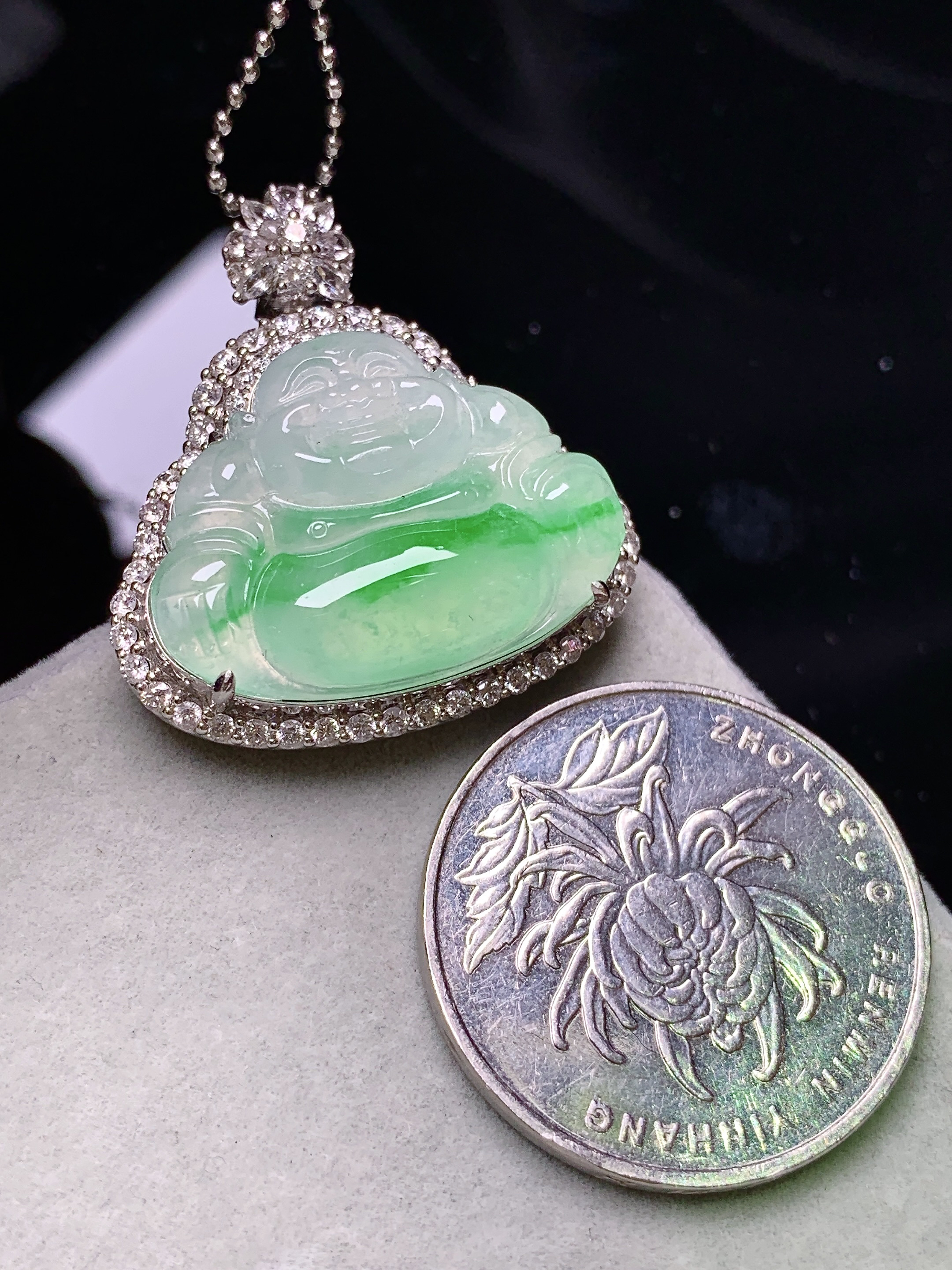 18k金钻镶嵌冰种飘绿佛公吊坠 玉质细腻 色泽艳丽清新 水润亮眼 整体尺寸29*26.8*10.8m4