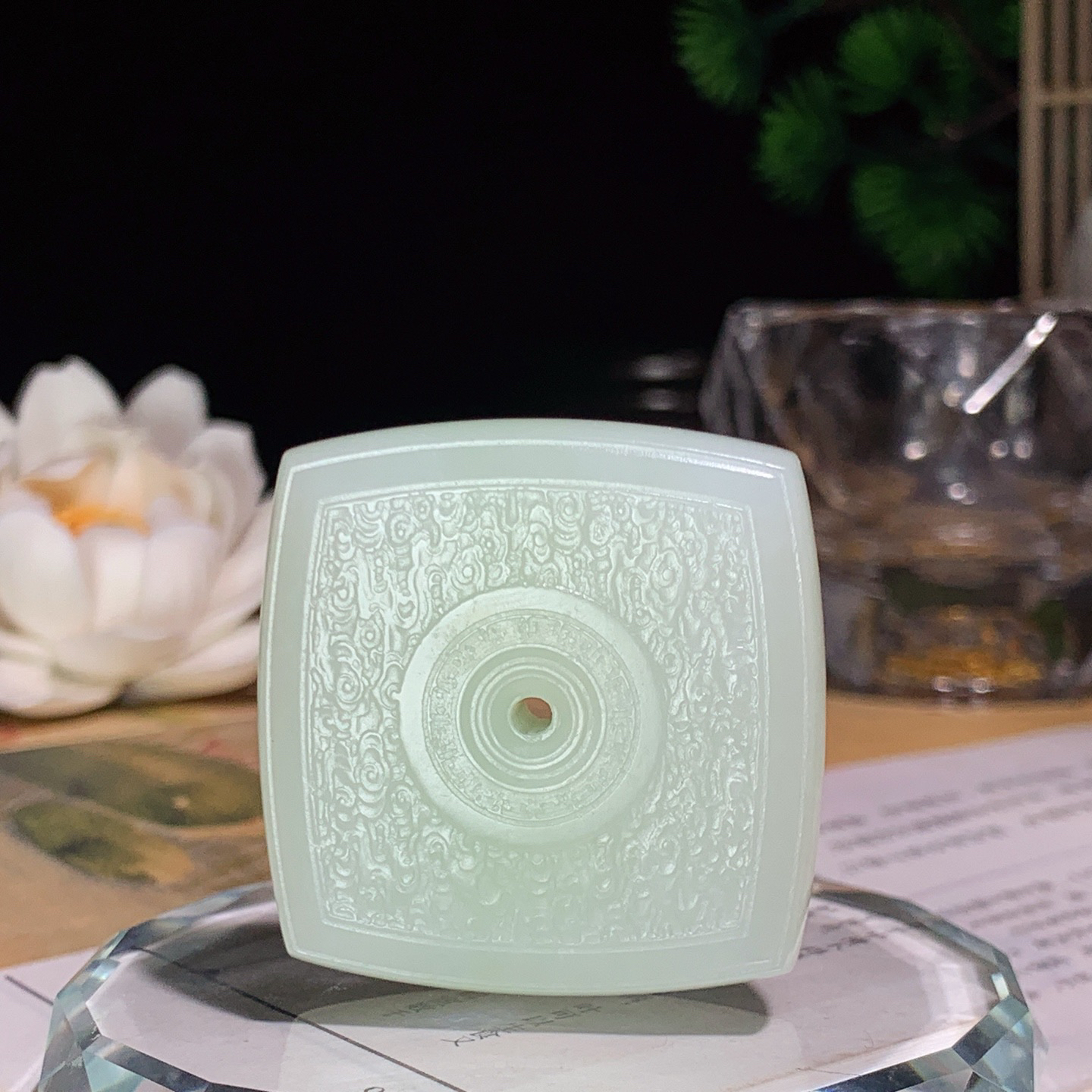 和田玉青海翠青四方扣挂件。尺寸37/9重31克，玉质细腻油润 脂粉好，品质好！lt260415