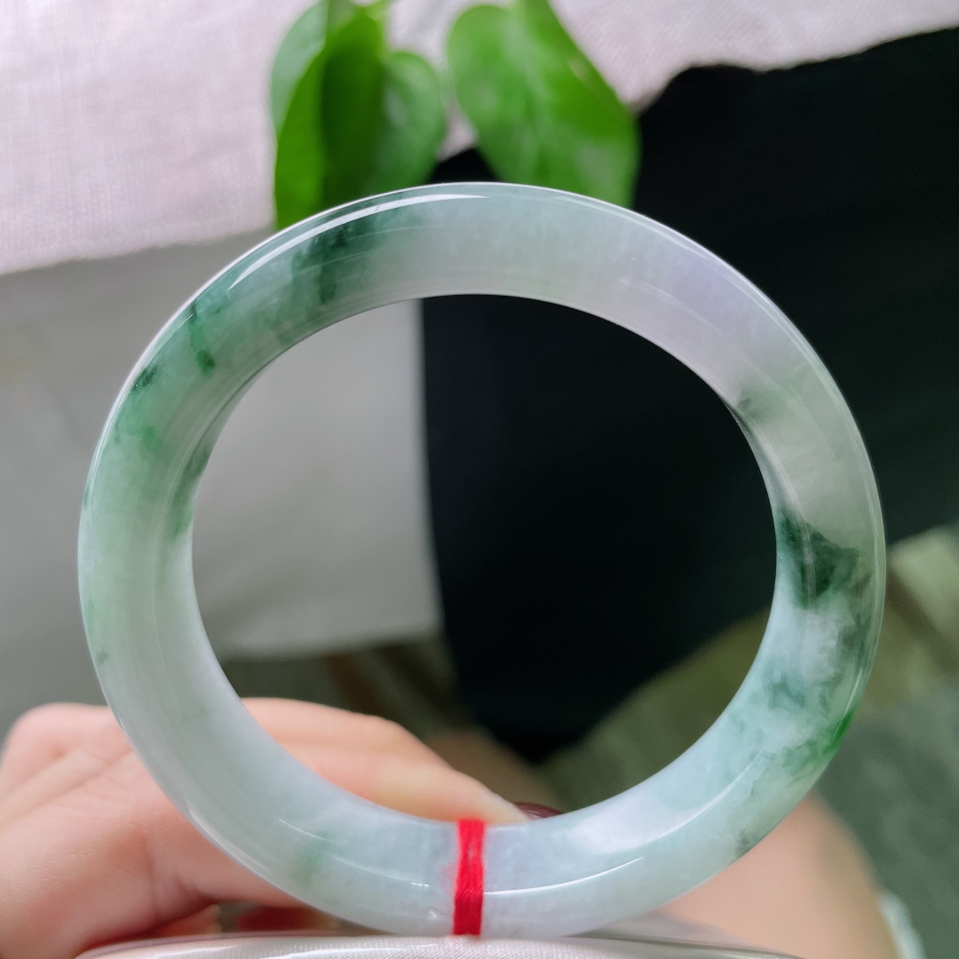 55.3/42.6/8.1，飘花正圈，紫底，一方玉镯，便收尽了 “紫气东来，江山入画” 的天地气象。