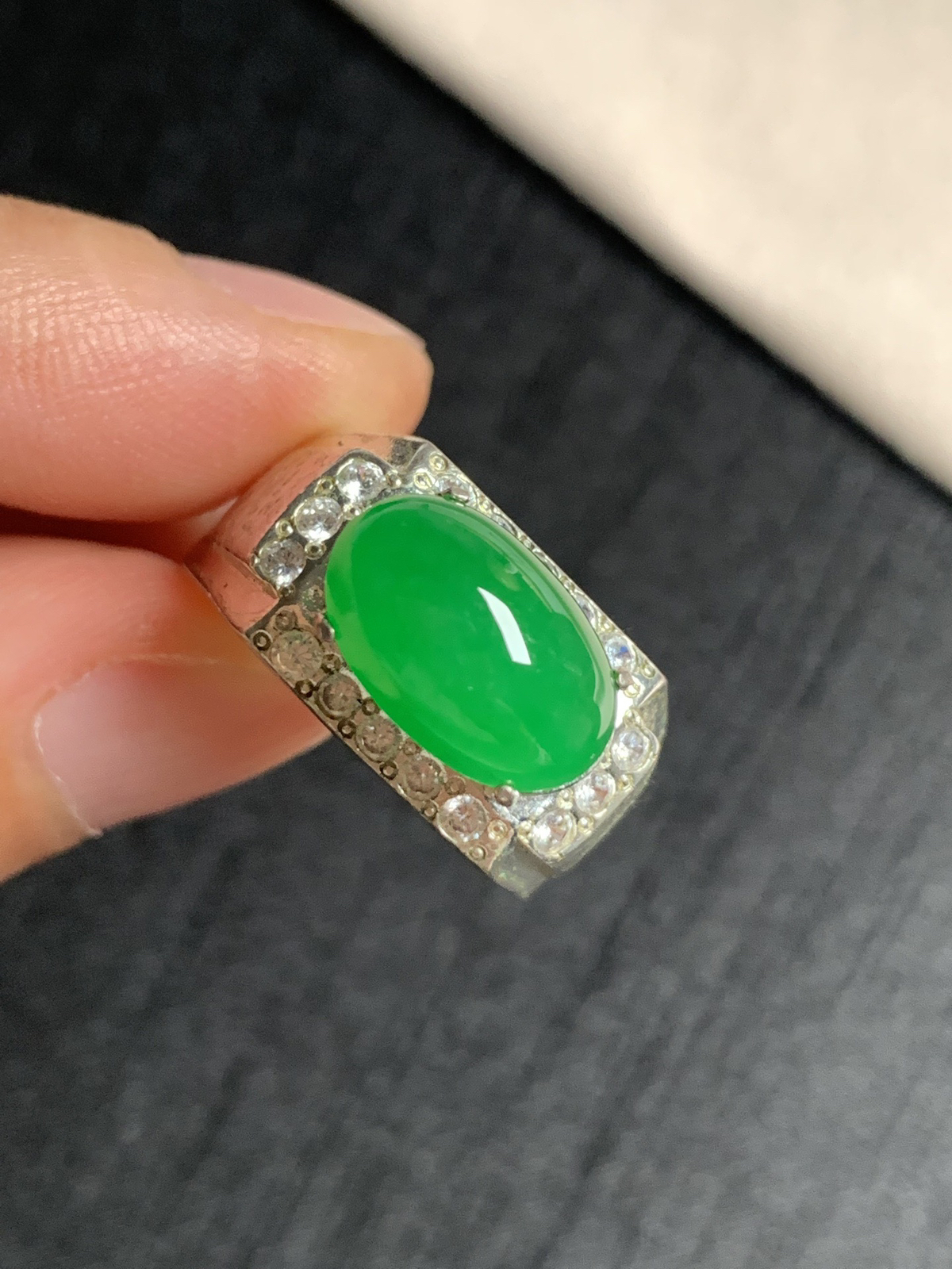 冰阳绿马鞍戒面
种好色好品相好，色泽浓郁艳丽，质地细腻水灵饱满厚装