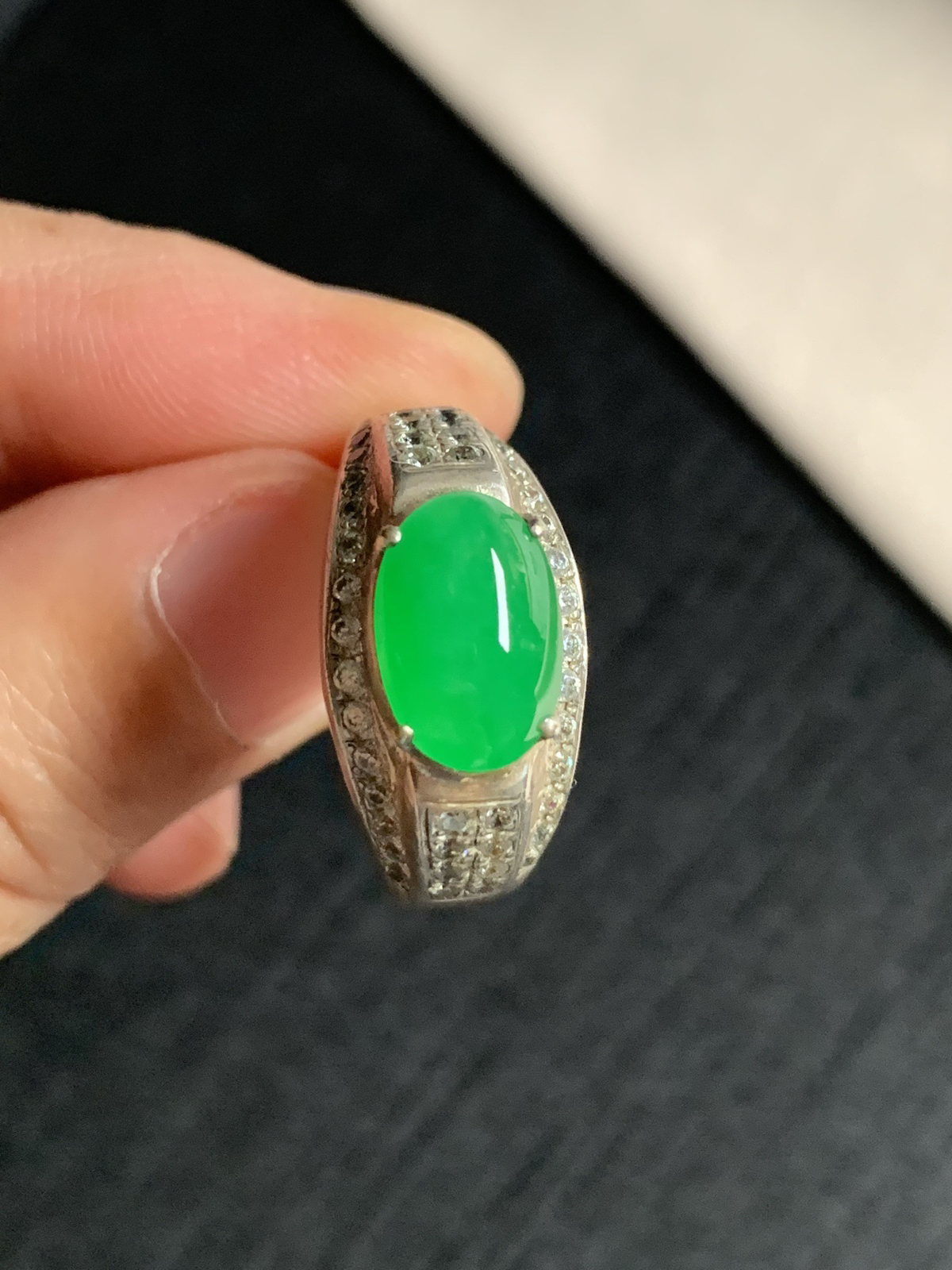 冰阳绿戒面
种好色好品相好，色泽艳丽明亮，质地细腻水灵饱满圆润