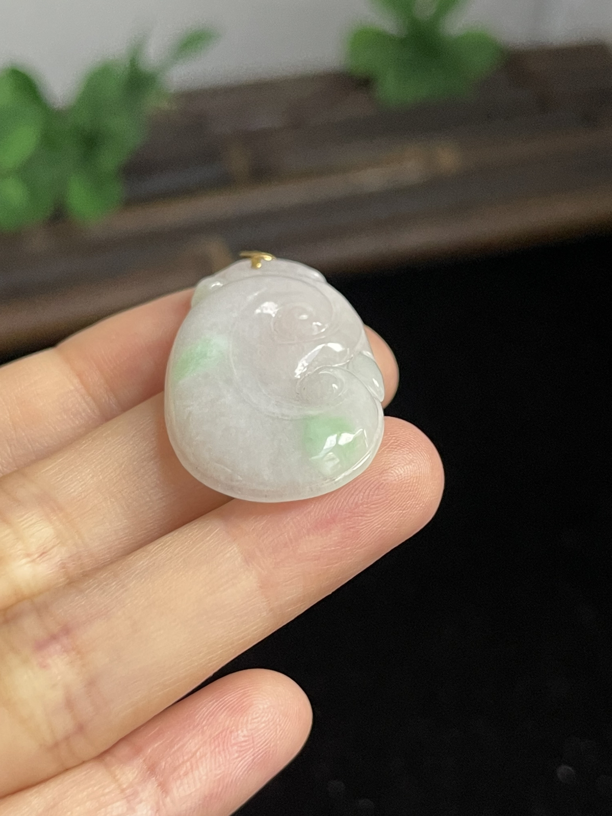 翡翠糯化种淡绿色如意，印记：G18K