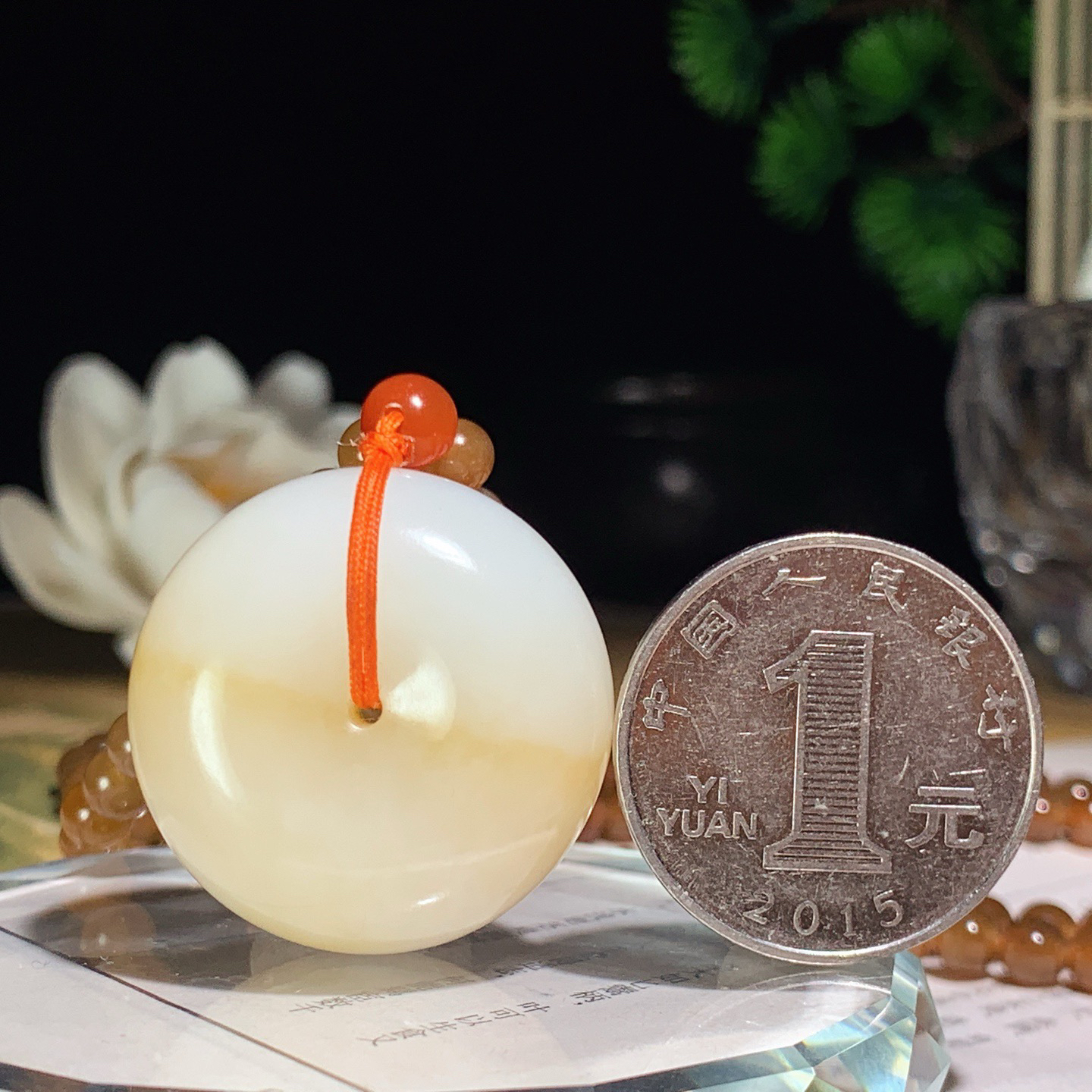 新疆和田玉且末糖平安扣挂件 尺寸28/14重44.8克。玉质细腻油润。手推出油。佩戴高端典雅。lt260415