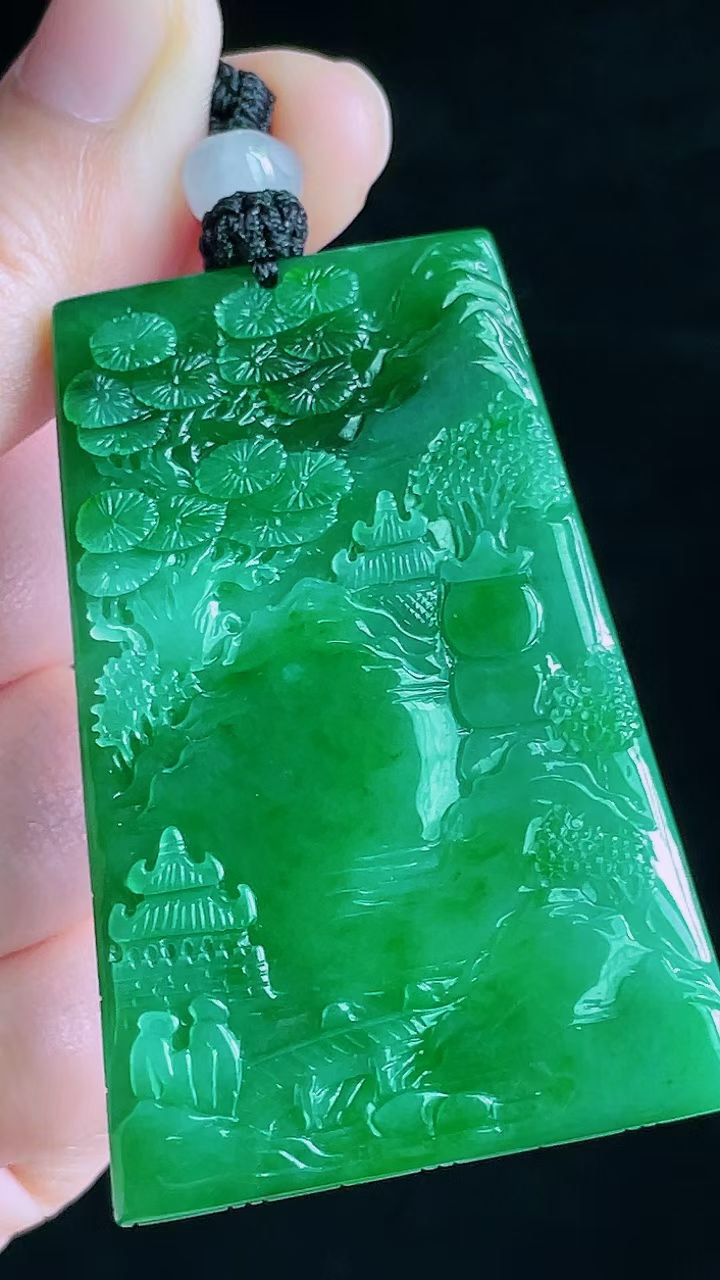 【翡翠名称】老坑种冰满绿山水牌吊坠挂件
【翡翠尺寸】56.6/38.4/5mm
【翡翠描述】宝贝种老水足，玉质细腻，色泽靓丽，性价比高，佩戴效果好！
【其它赠送】权威证书/精美挂绳盒子/支持全国复检