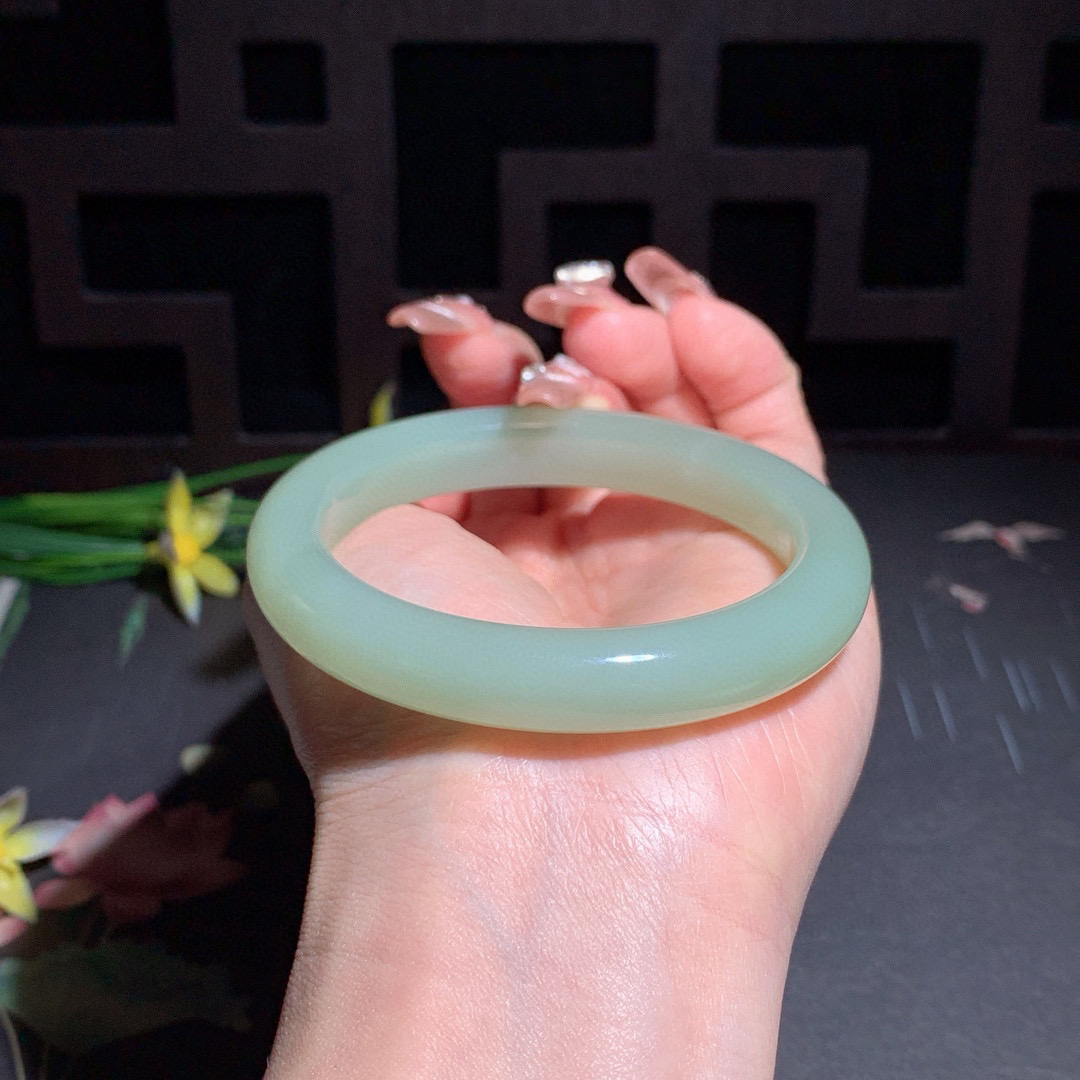 和田玉57圈口紫罗兰色手镯！玉质细腻油润 底色纯净 无裂无杂 脂粉好，品质好！