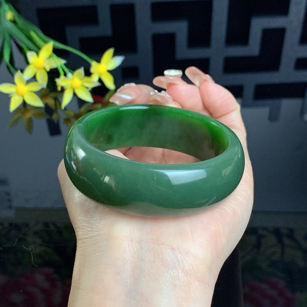 和田玉57圈菠菜绿宽版碧玉手镯！玉质细腻油润 底色纯净 无裂无黑 脂粉好，品质高。