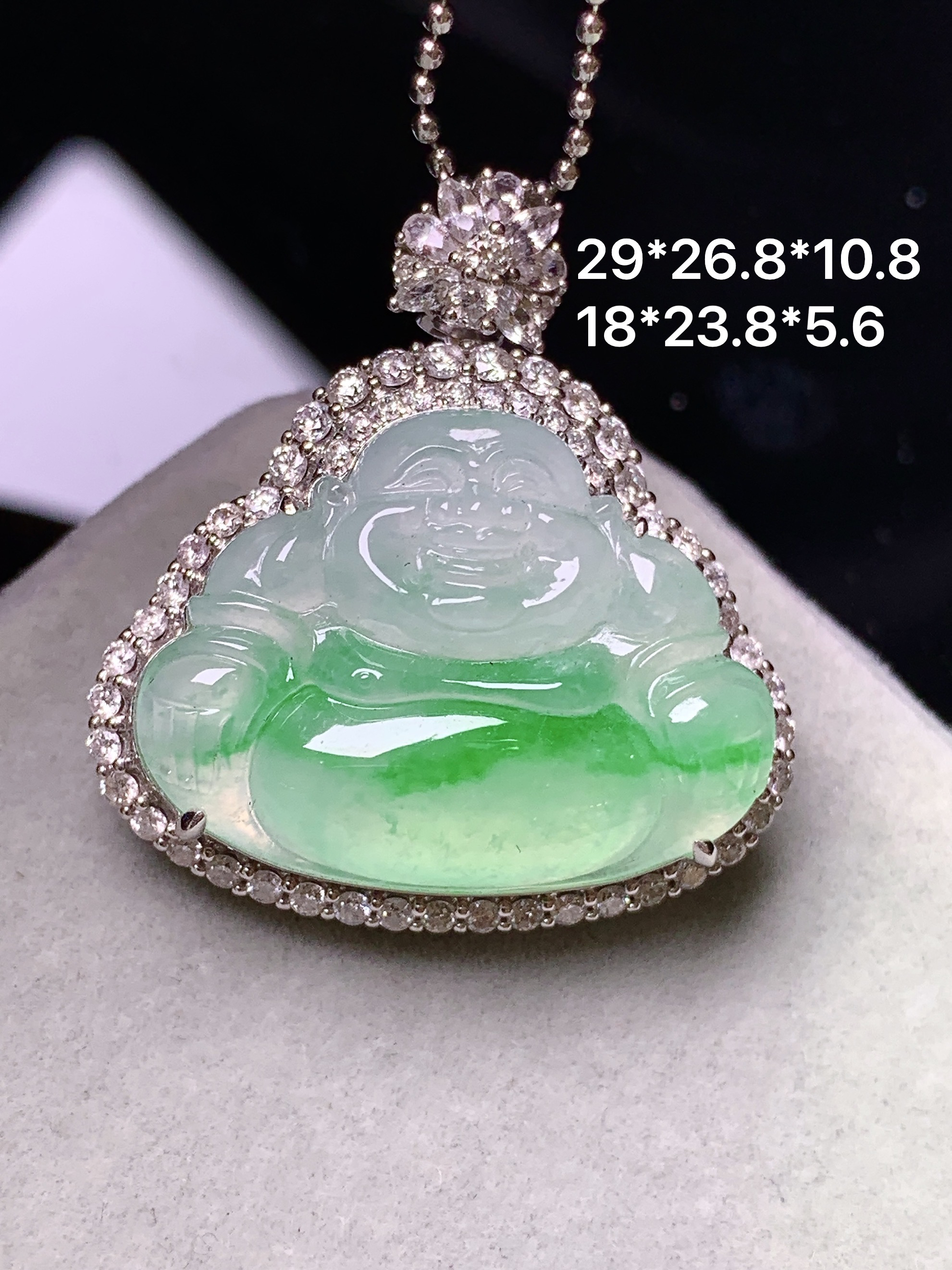 18k金钻镶嵌冰种飘绿佛公吊坠 玉质细腻 色泽艳丽清新 水润亮眼 整体尺寸29*26.8*10.8m4