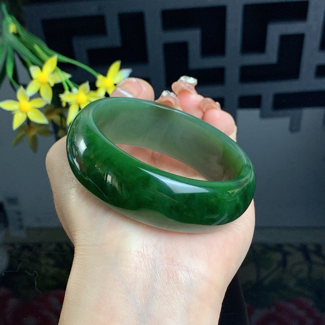 和田玉57圈菠菜绿宽版碧玉手镯！玉质细腻油润 底色纯净 无裂无黑 脂粉好，品质高。