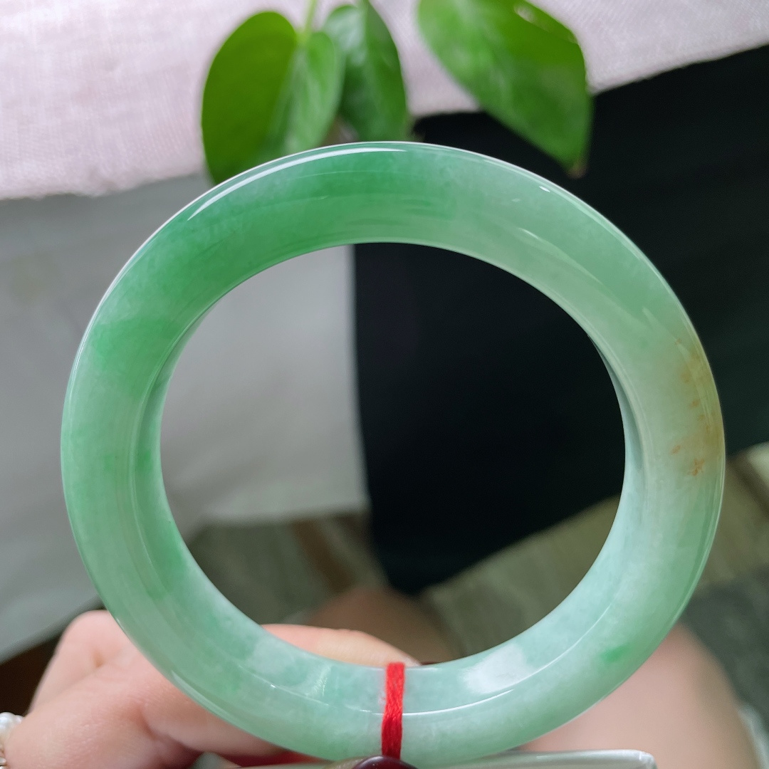 57.5/11.9/10绿底正圈，腕间一汪早春的湖水，是雨后的新叶，是未染尘埃的初绿。洒金，晶体纹，