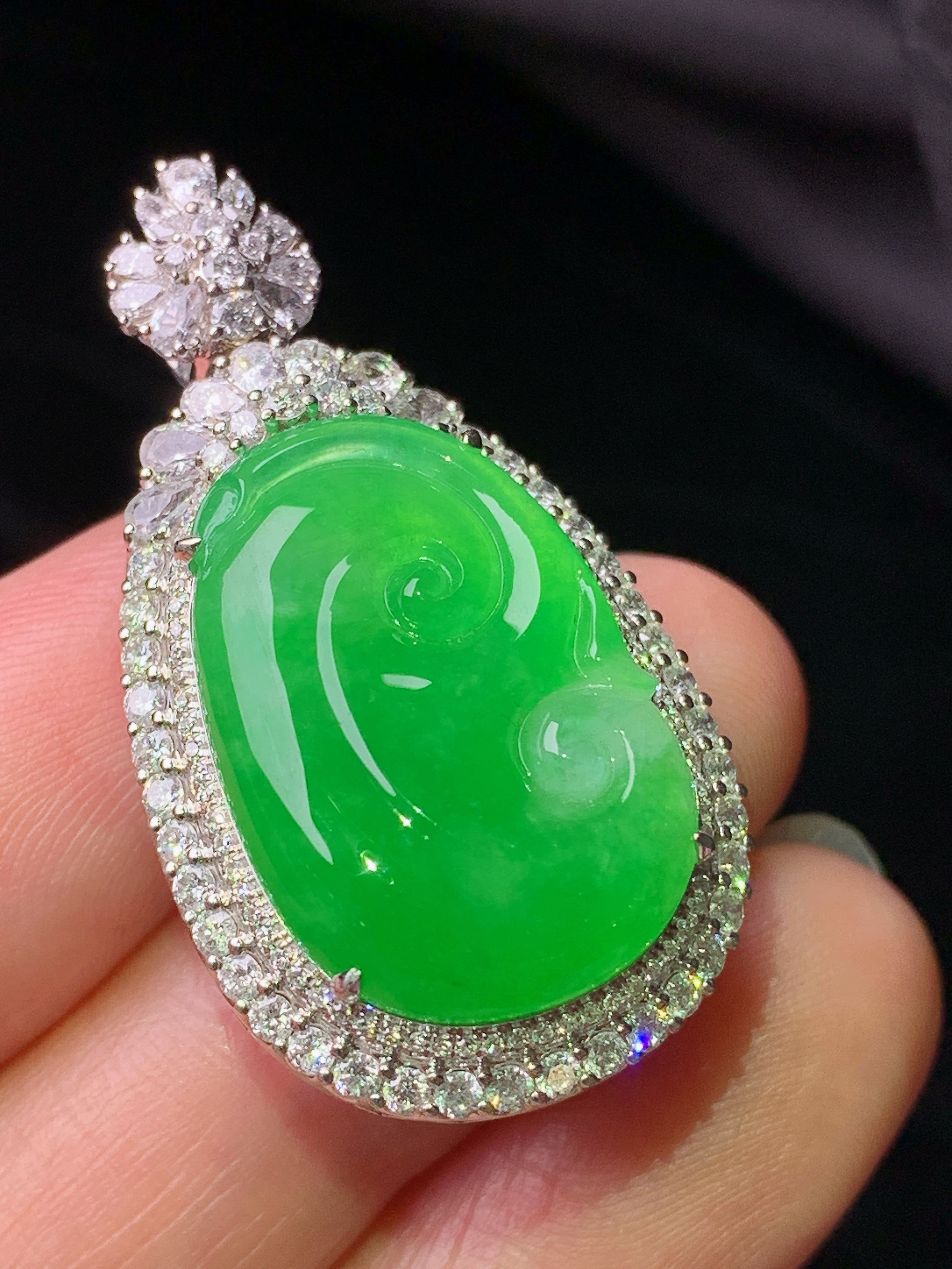 18k金钻镶嵌吊坠 玉质细腻 色泽艳丽清新 水润亮眼 整体尺寸35.5*19.3*11.6m4