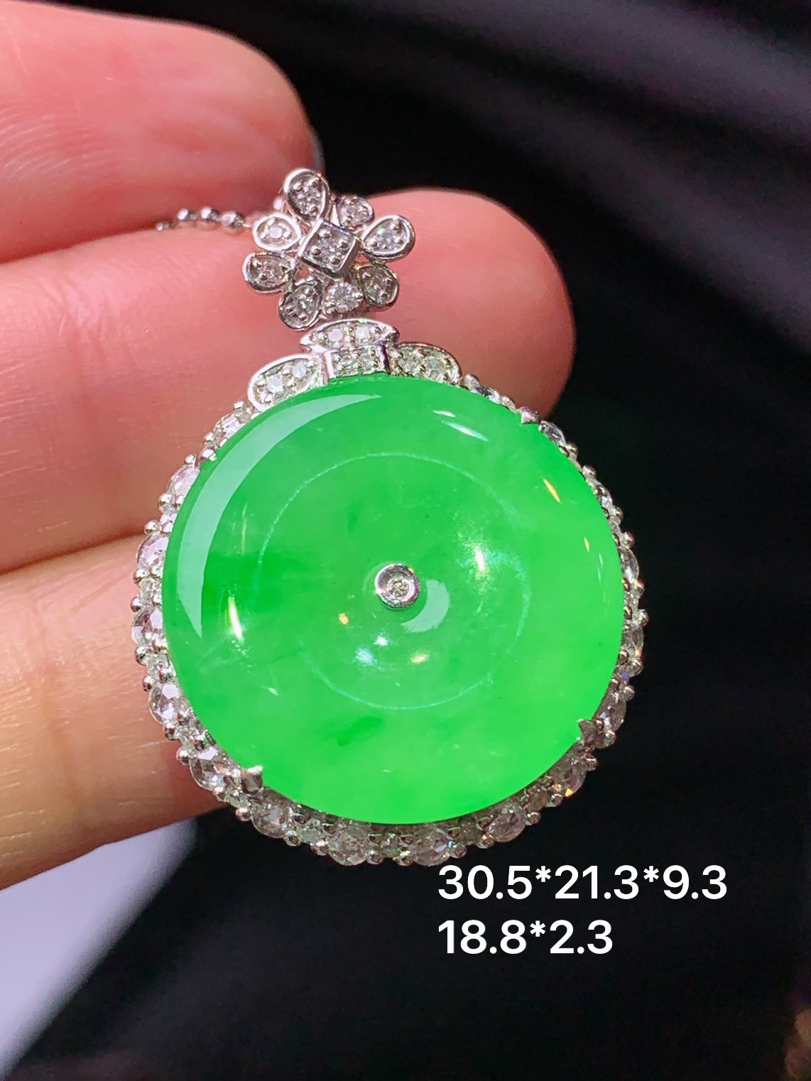 18k金钻镶嵌阳绿平安扣吊坠 玉质细腻 色泽艳丽清新 水润亮眼 整体尺寸30.5*21.3*9.3j2