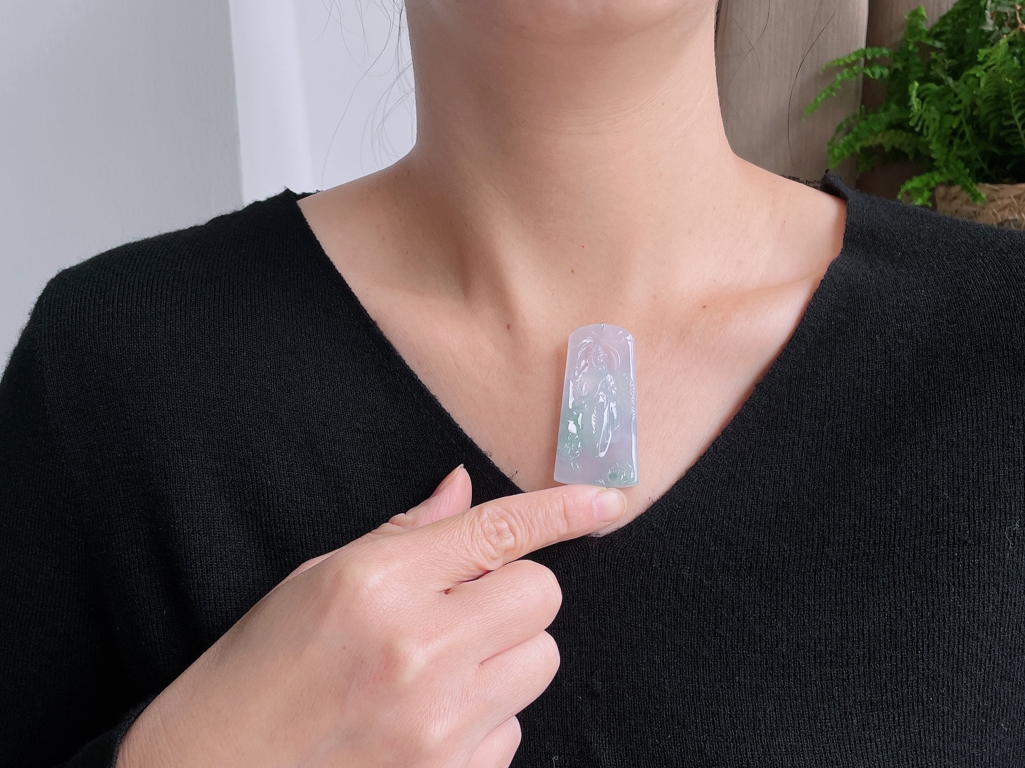 冰飘花大势至菩萨持莲观音牌吊坠
【说明】缅料 完美 性价比高  
【尺寸】53.7-27-5
【重量】18.4克