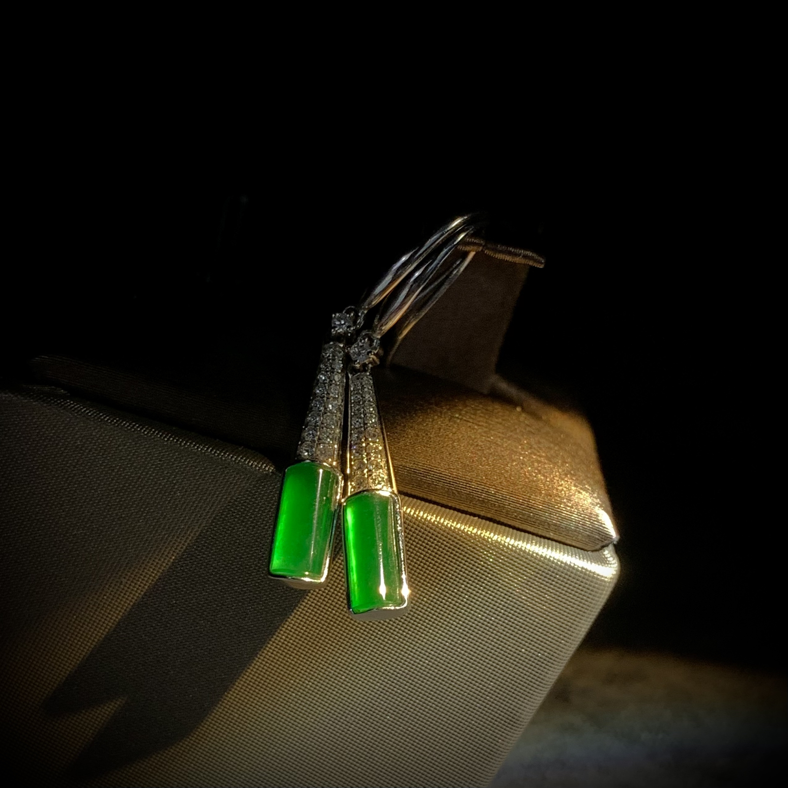 绿素面镶嵌耳坠，裸石8.2-4.2-3mm，
整体33-4.5-3mm，2.62g，
18K金，南非钻，