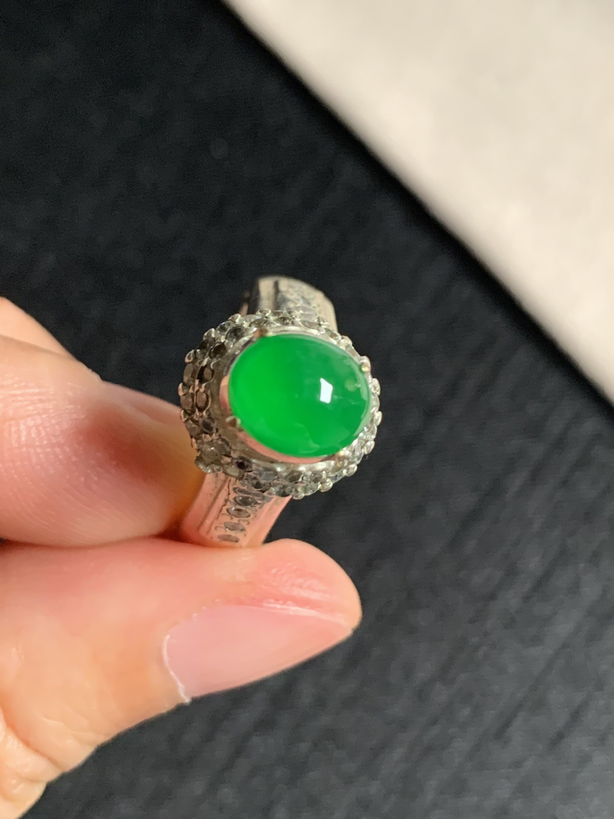 冰阳绿戒面
种好色好品相好，正阳绿色泽艳丽纯正，老坑种质地细腻水灵