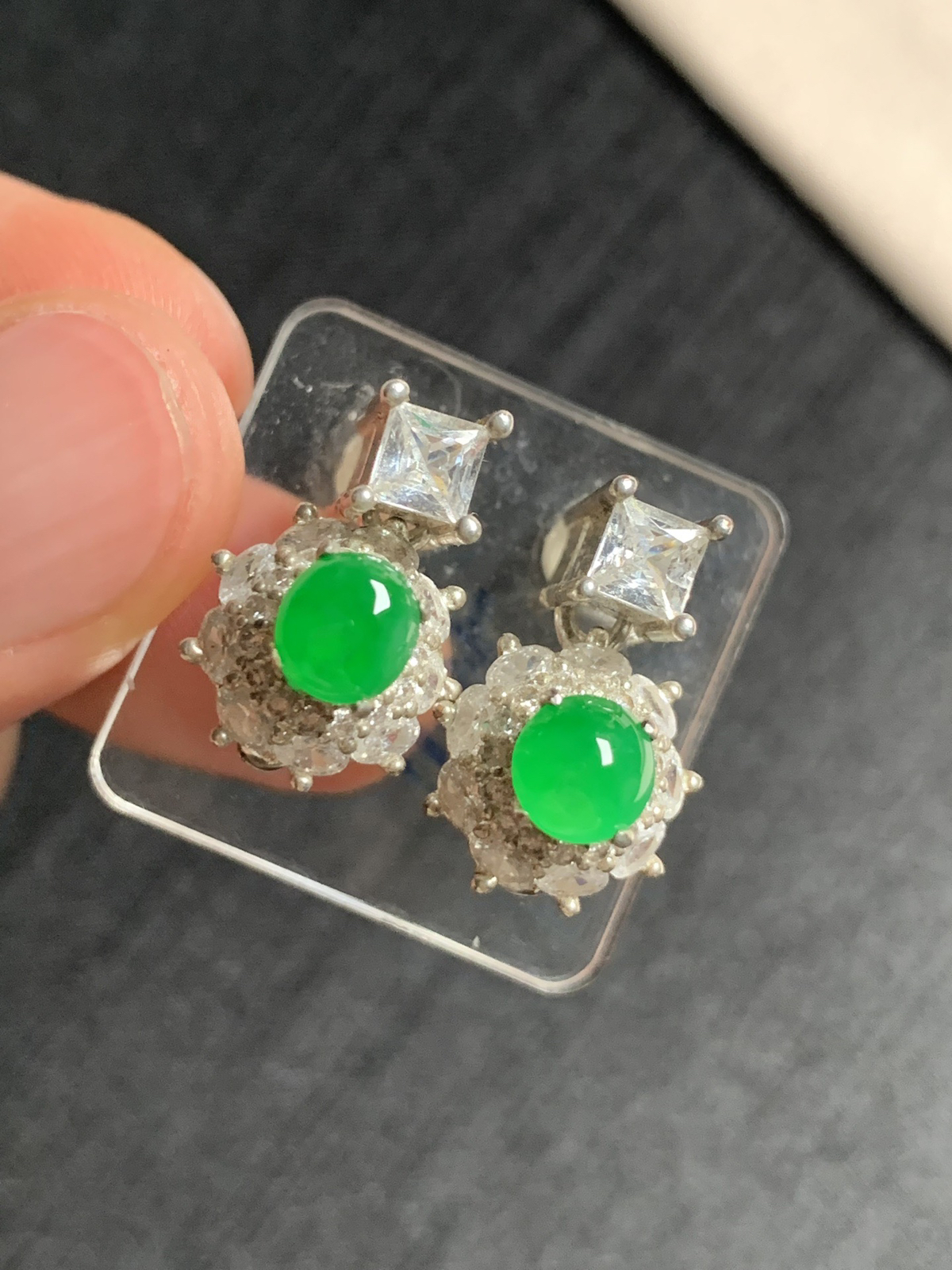 冰阳绿耳钉 种好色好品相好，色泽艳丽纯正，质地细腻水灵饱满