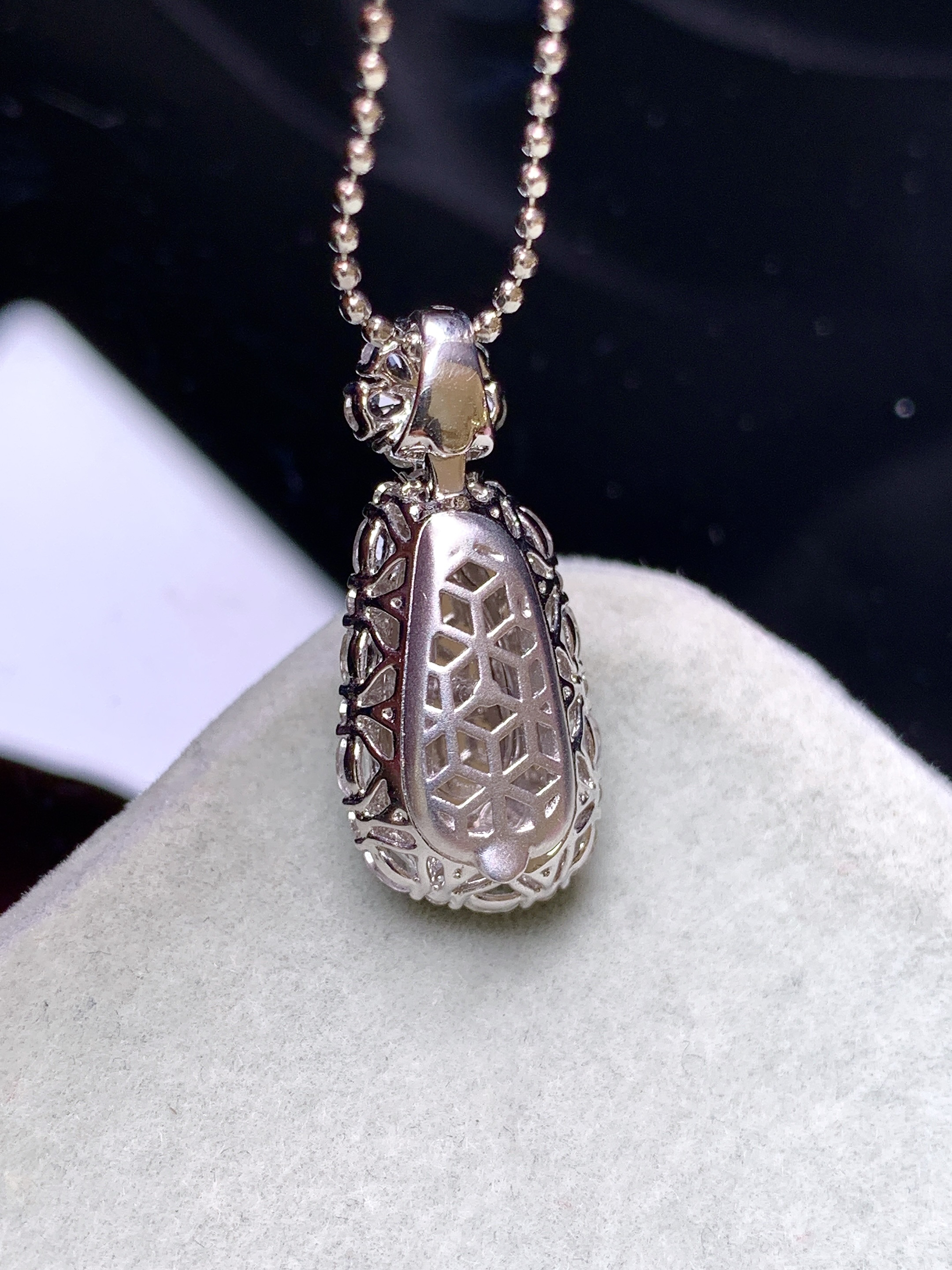 18k金钻镶嵌冰种飘花四季豆吊坠 玉质细腻 色泽艳丽清新 水润亮眼 整体尺寸23*10.3*8h5