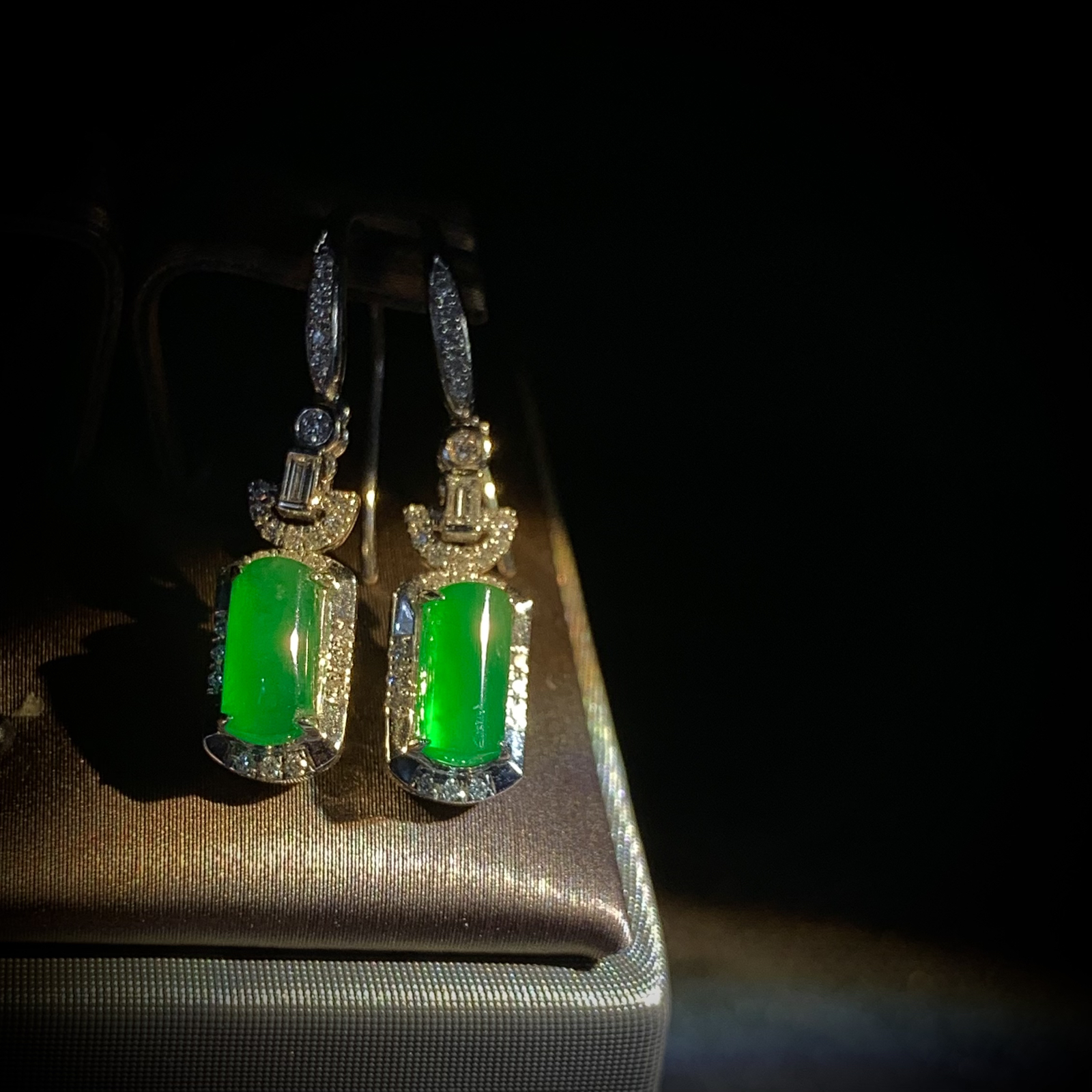 翡翠绿素面镶嵌耳坠，
裸石约8-4-2mm，整体27.2-5.8-5.6mm，
3.26g，18K金