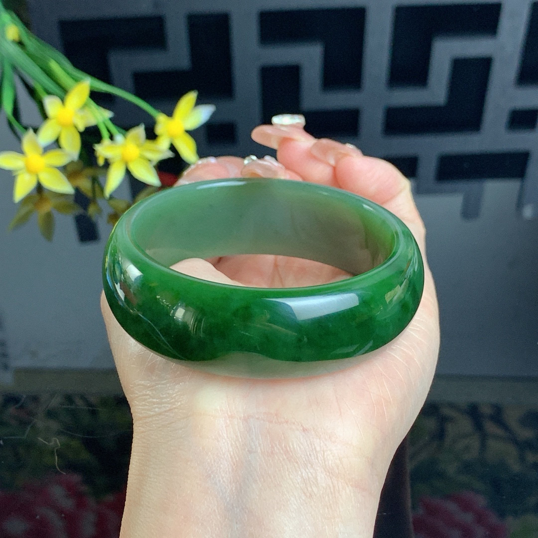 和田玉57圈菠菜绿宽版碧玉手镯！玉质细腻油润 底色纯净 无裂无黑 脂粉好，品质高。