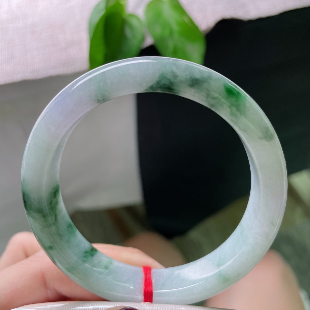 55.3/42.6/8.1，飘花正圈，紫底，一方玉镯，便收尽了 “紫气东来，江山入画” 的天地气象。晶体，ss50691a