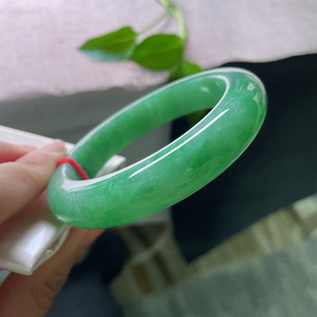 60.1/13.9/10.2，满绿正圈，大圈口，厚装饱满，腕间藏了一整个春天，一点皮纹，ss49950a