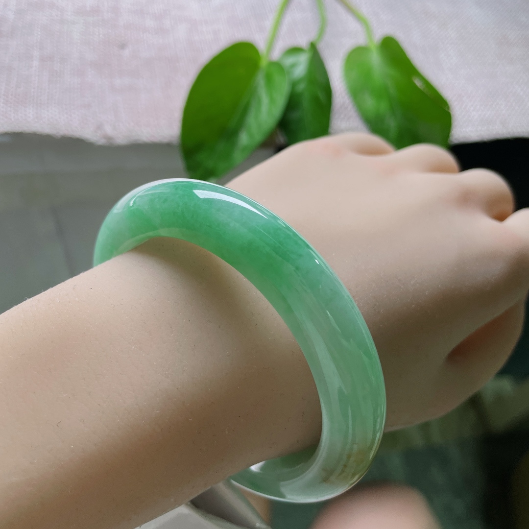 57.5/11.9/10绿底正圈，腕间一汪早春的湖水，是雨后的新叶，是未染尘埃的初绿。洒金，晶体纹，ss50904a