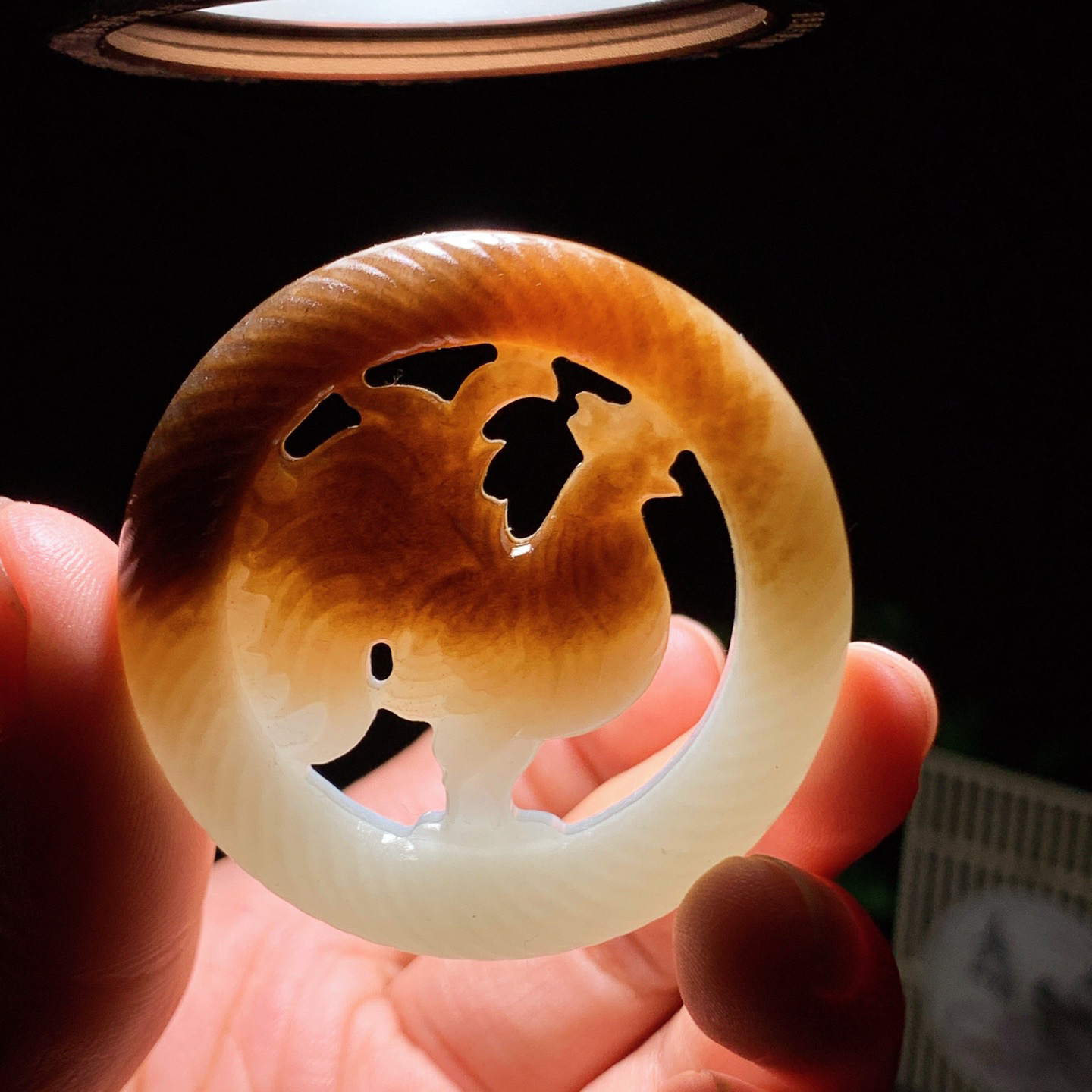 新疆和田玉且末糖吉祥如意鸡挂件 尺寸47/9重30.5克。玉质细腻油润。手推出油。佩戴高端典雅。lt260415