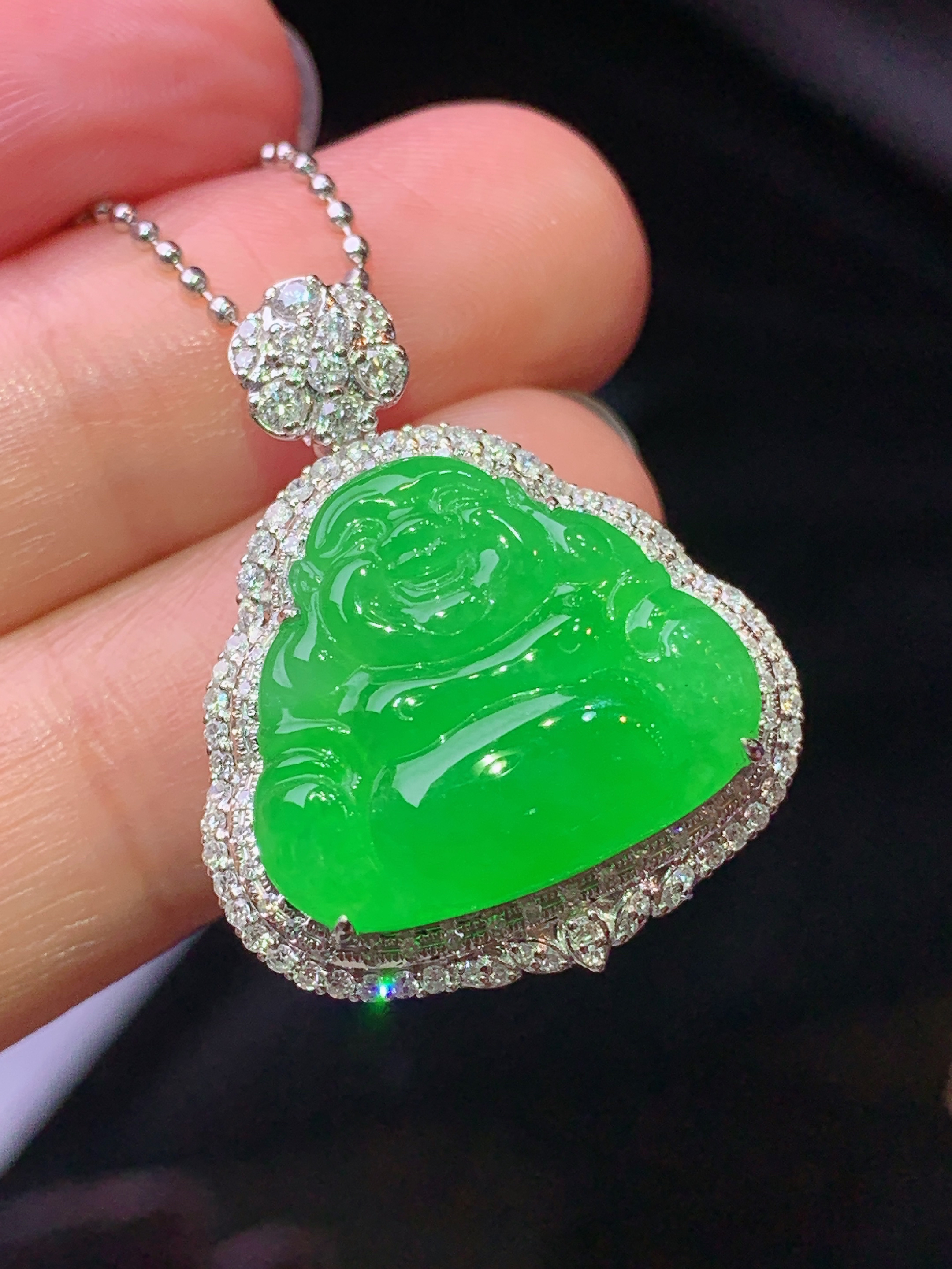 18k金钻镶嵌阳绿佛公吊坠 玉质细腻 色泽艳丽清新 水润亮眼 整体尺寸27*21.6*10.5m5